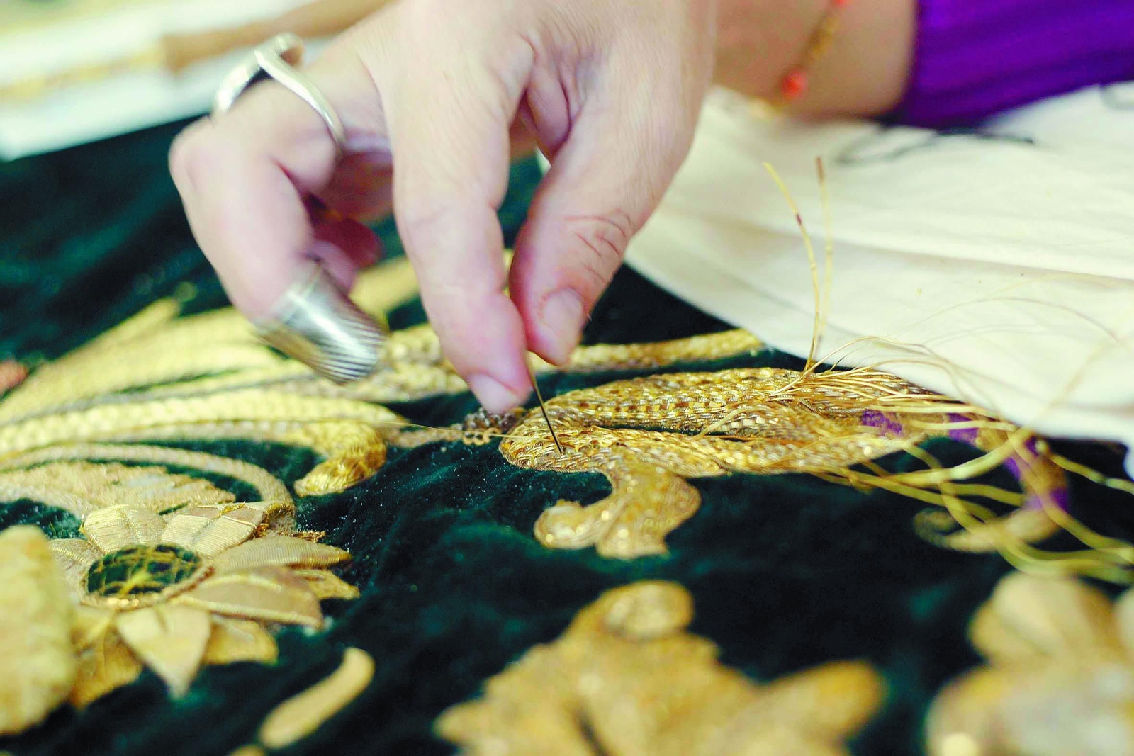 Labor artesanal en un taller de bordados andaluz.