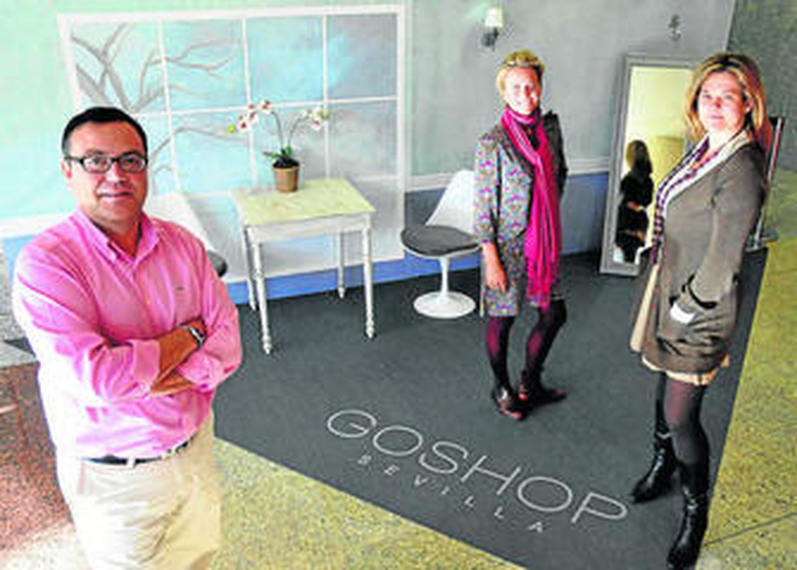 Carlos Fernández, gerente de Nervión Plaza, junto a Carola Radich y Sara Gilsanz.