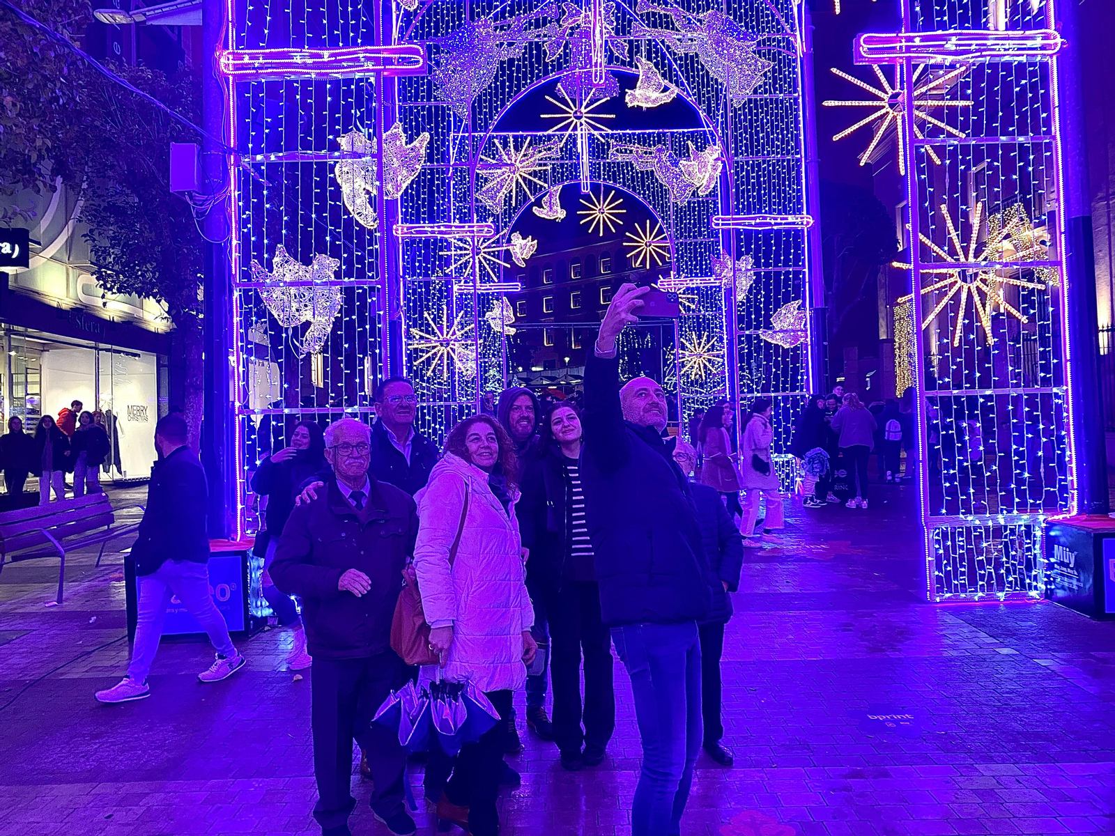 Los jiennenses disfrutan del encendido de 'La Catedral de la Navidad' con Rosa Copado como pregonera