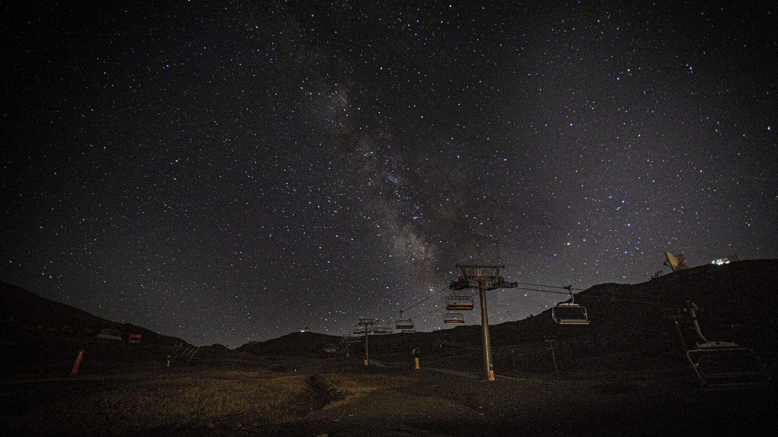 Vista del cielo nocturno desde la estación de esquí de Sierra Nevada