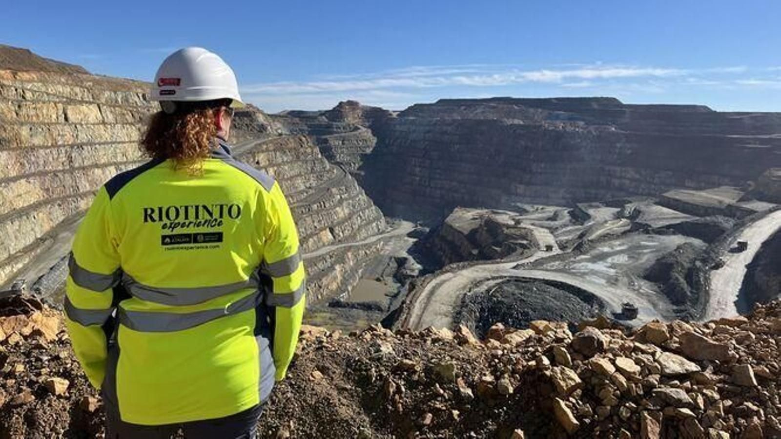Operaria de Atalaya Mining, junto a la mina de Riotinto.