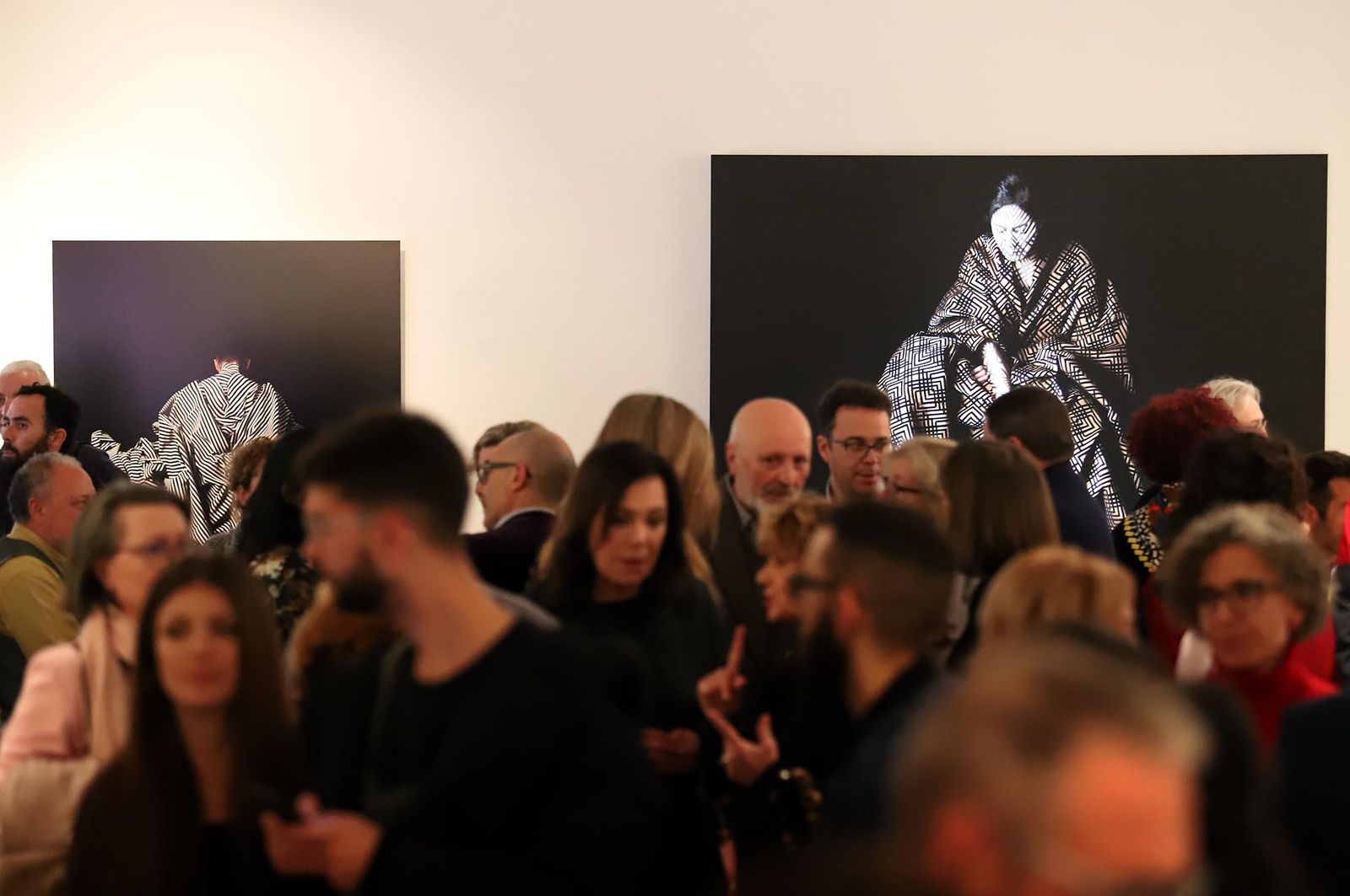 Imágenes de la exposición de Latitudes "Fotoperformances" de Cecilia Paredes