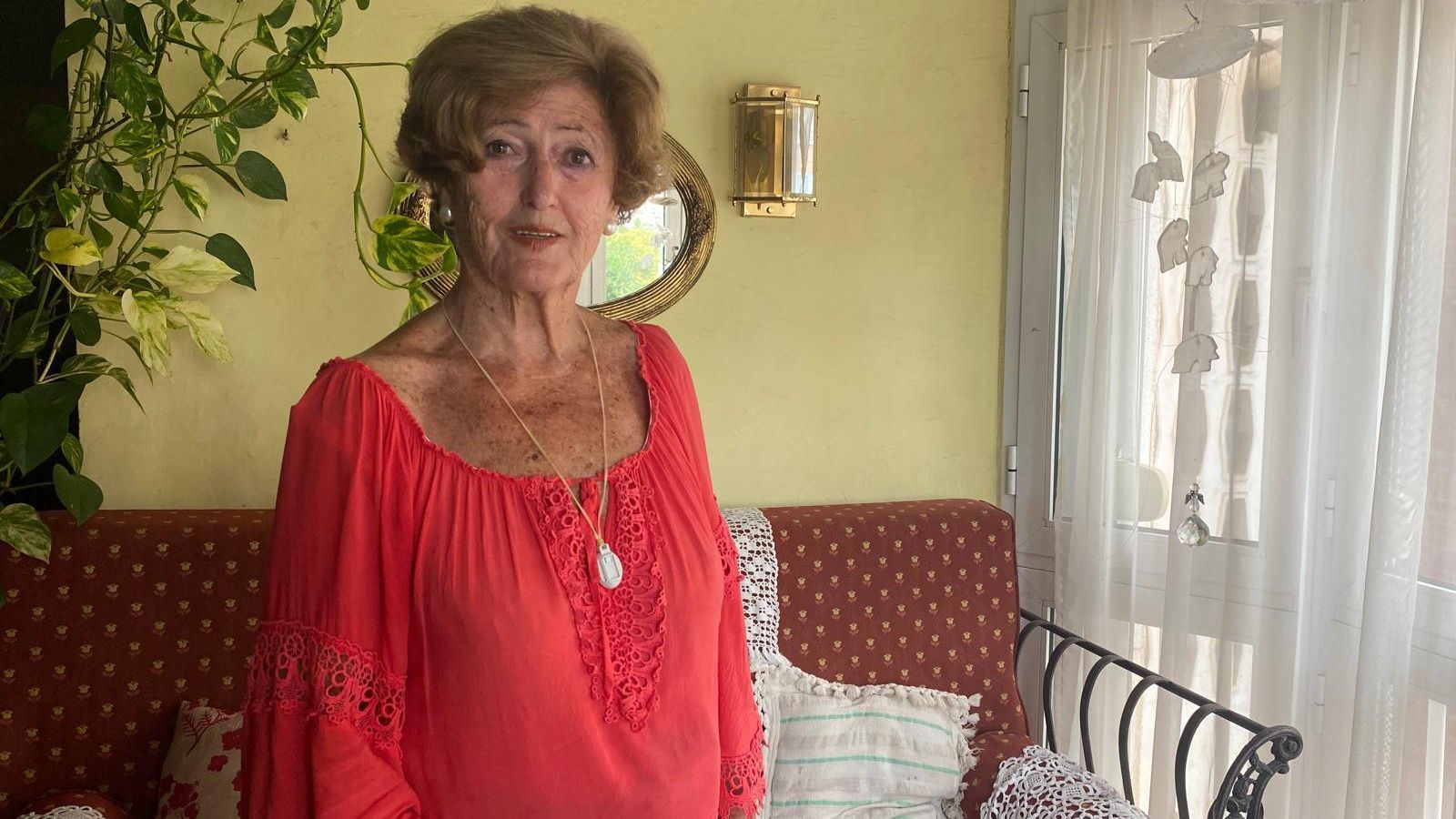 María Victoria en el rincón favorito de su hogar