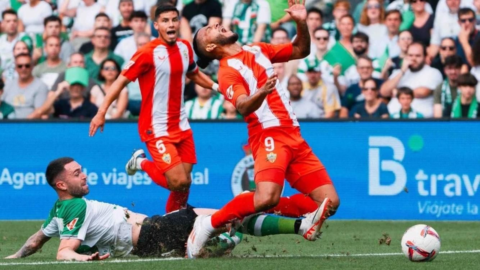 Manu Hernando derriba a Luis Suárez en la primera jornada.