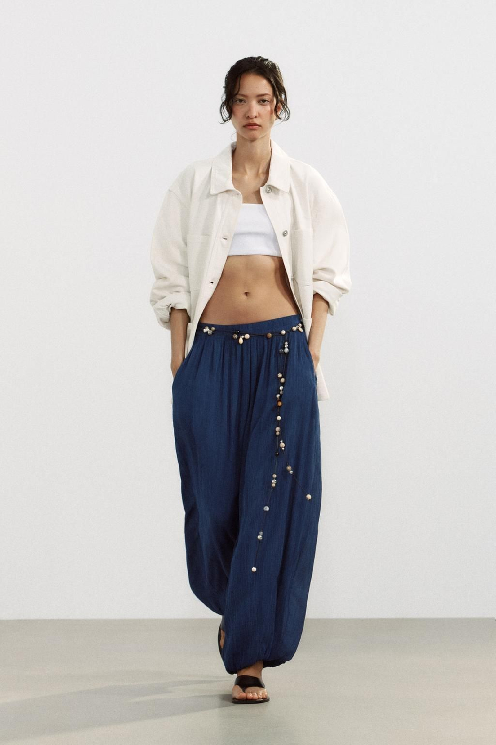 Pantalones bombachos de Zara de color azul. Pantalones bombachos de Zara de color azul.