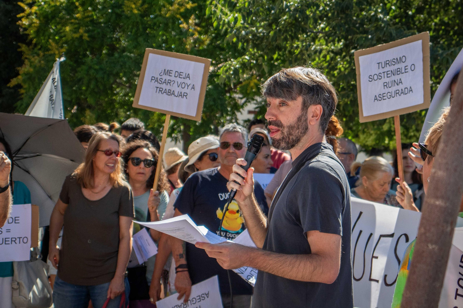 La protesta de los vecinos del Albaicín contra el turismo de masas, en imágenes