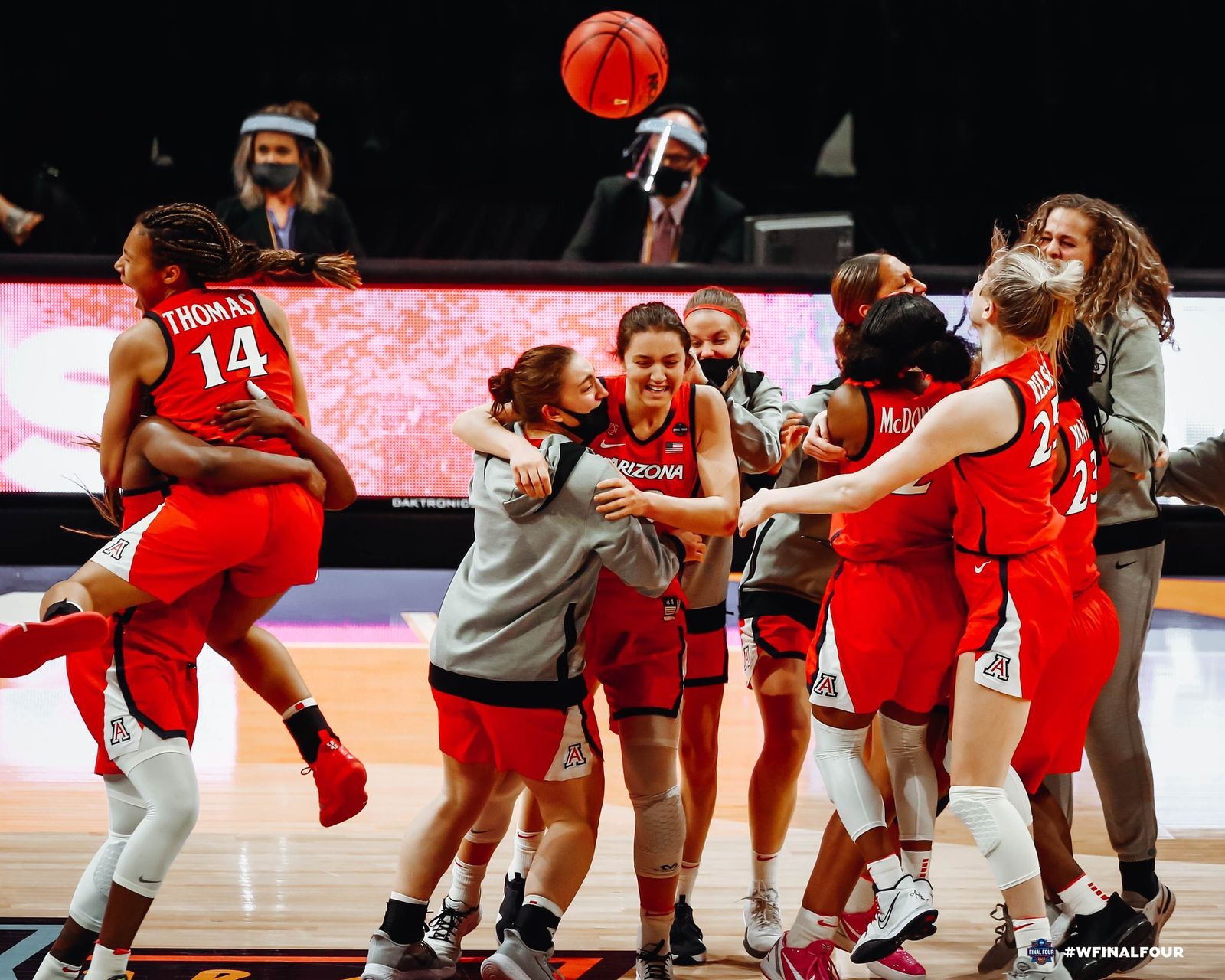 Marta García, a la derecha, celebra el triunfo con sus compañeras.