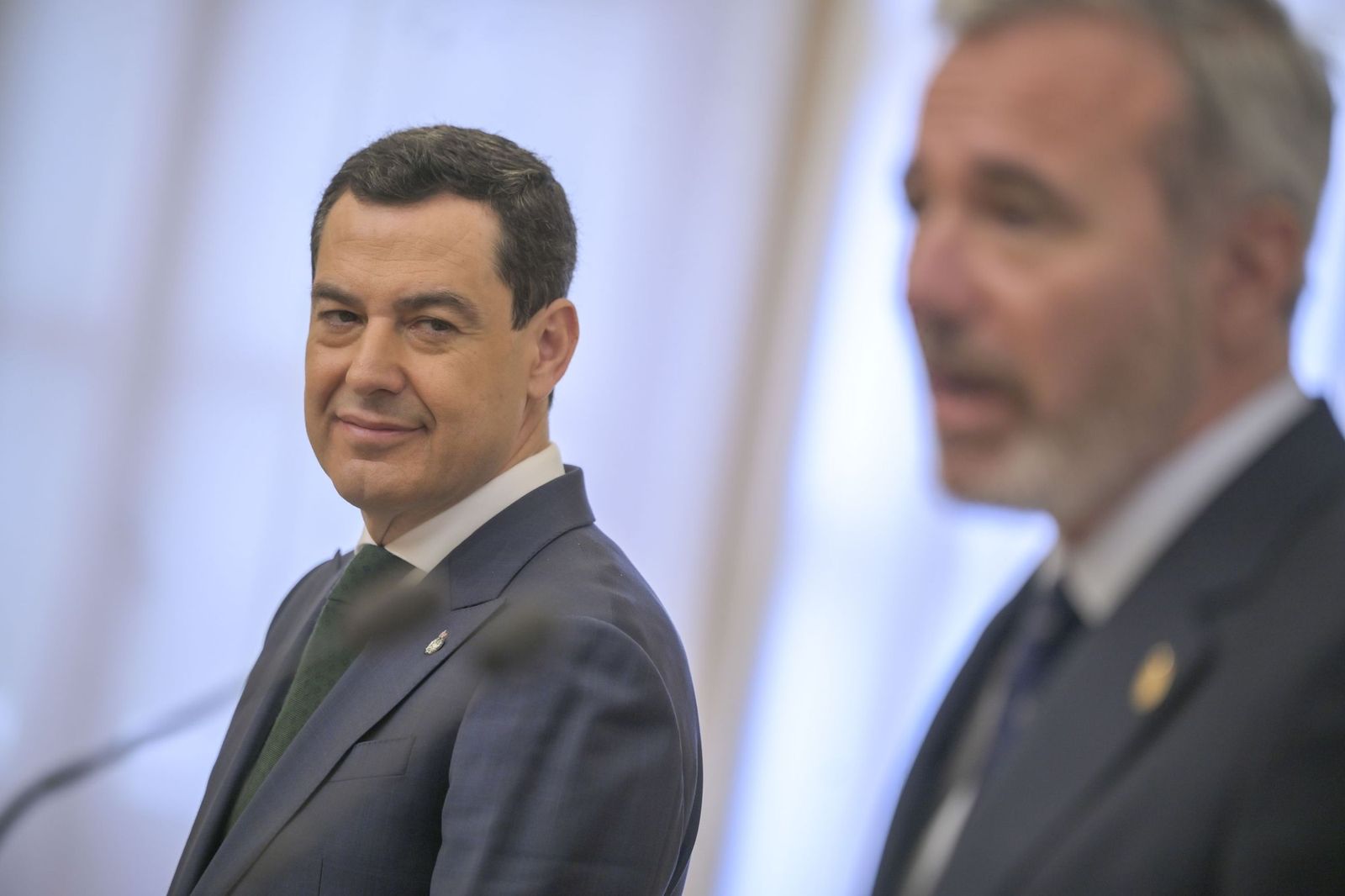 Juanma Moreno mira a Jorge Azcón en una imagen reciente.