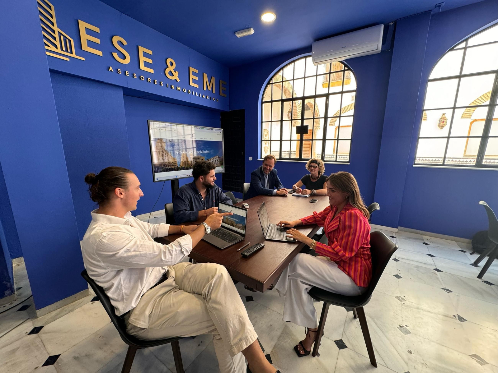 El equipo de asesores inmobiliarios de ESE & EME El equipo de asesores inmobiliarios de ESE & EME