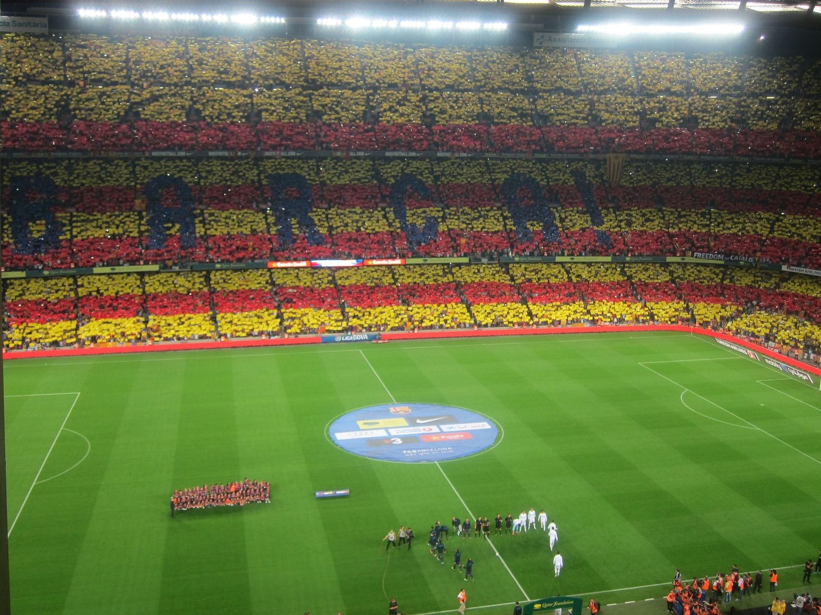 Un mosaico en un estadio Nou Camp repleto de aficionados