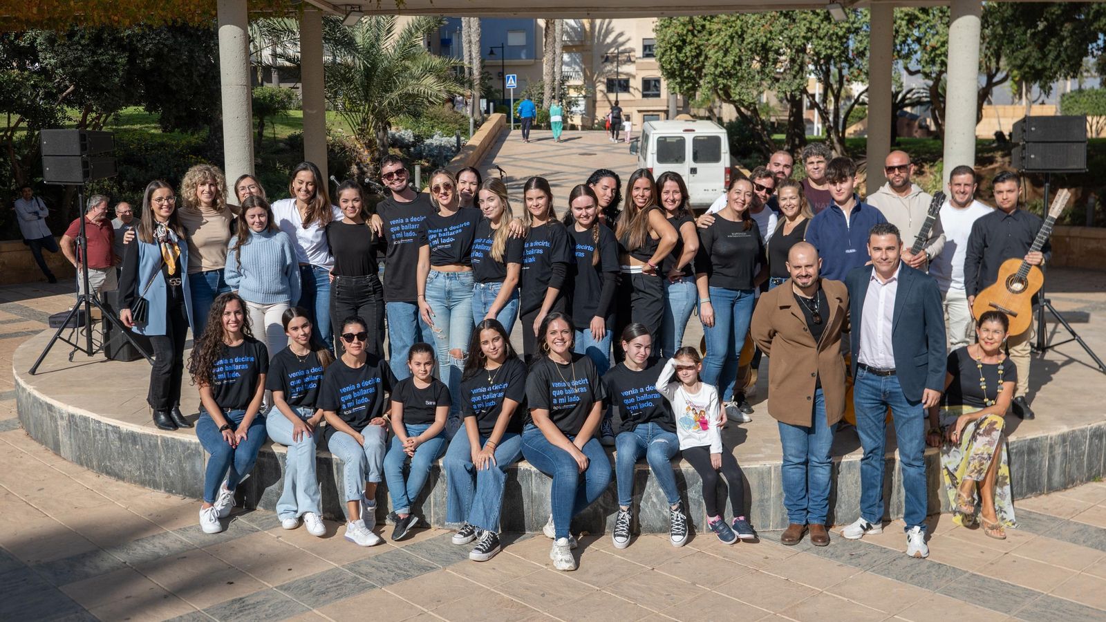 Participantes en el flashmob en el Anfiteatro con la presencia de Daniel Salcedo.