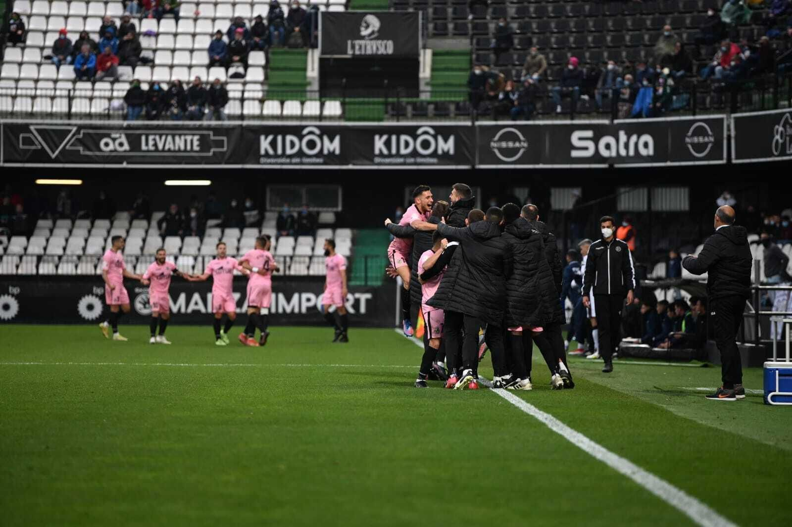 Víctor Mena celebra con el banquillo su gol, el 0-1