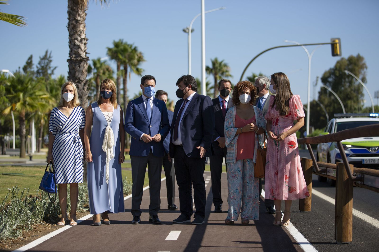 Juanma Moreno flanqueado a un lado por Manuela Parralo y Pilar Miranda, y por otro por Gabriel Cruz, María Eugenia Limón y Bella Verano.