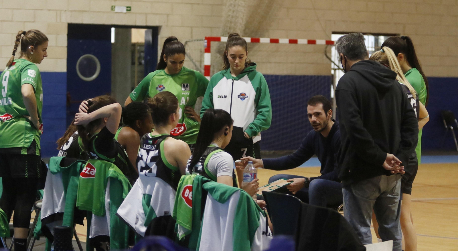 Antonio Quintero da órdenes a sus jugadoras durante un tiempo muerto.
