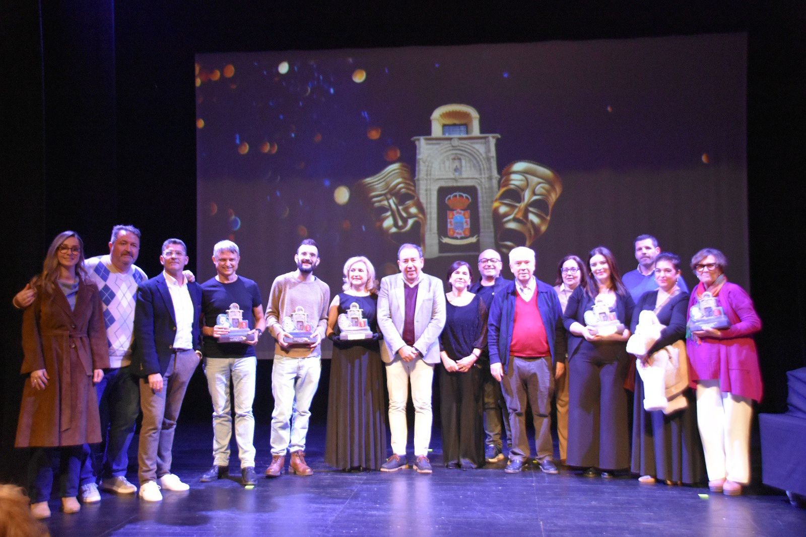 Foto de familia de los ganadores con el jurado y el equipo de gobierno de Villa del Río.