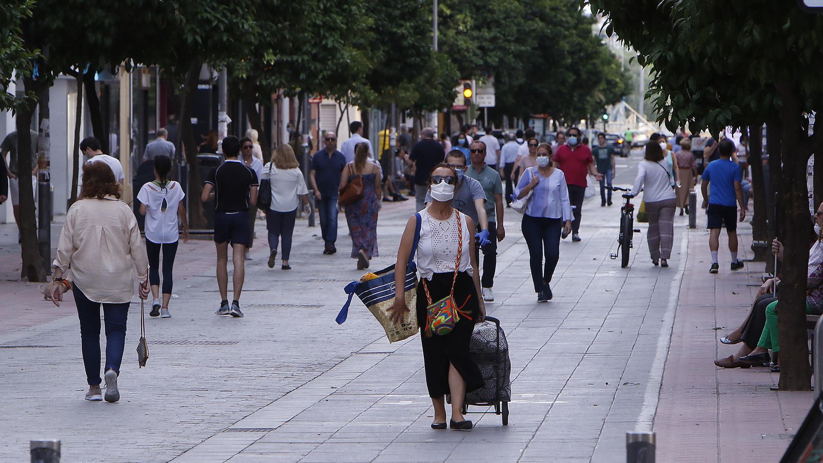 Público por la calle Asunción.