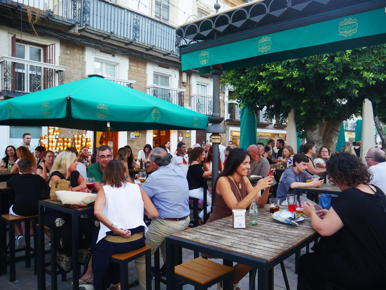 Aspecto que presentaba la zona de terrazas de la plaza del Rey hace escasos días.