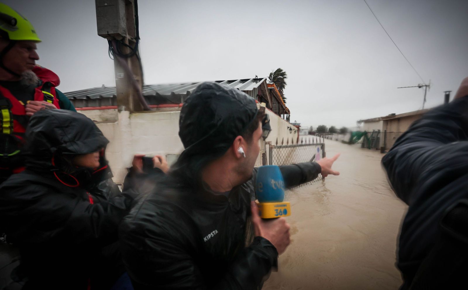 Así trabajan los grupos de élite de la Guardia Civil en las inundaciones en Jerez