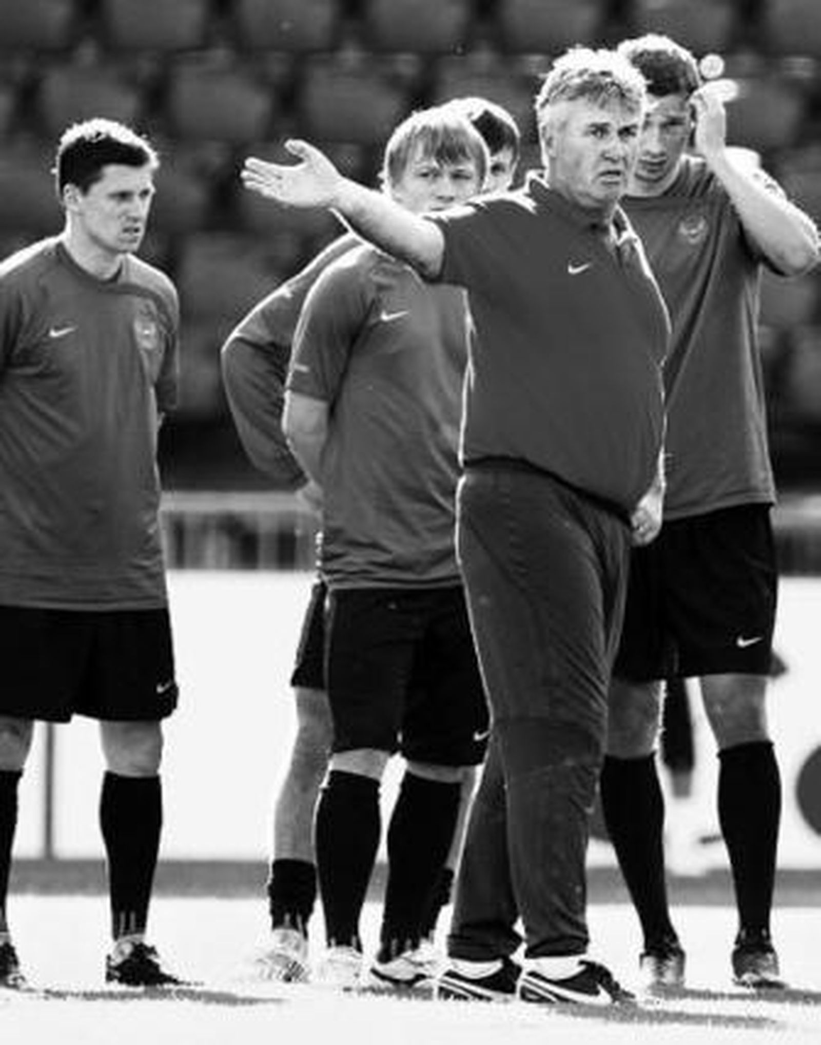 Hiddink da instrucciones durante el entrenamiento.
