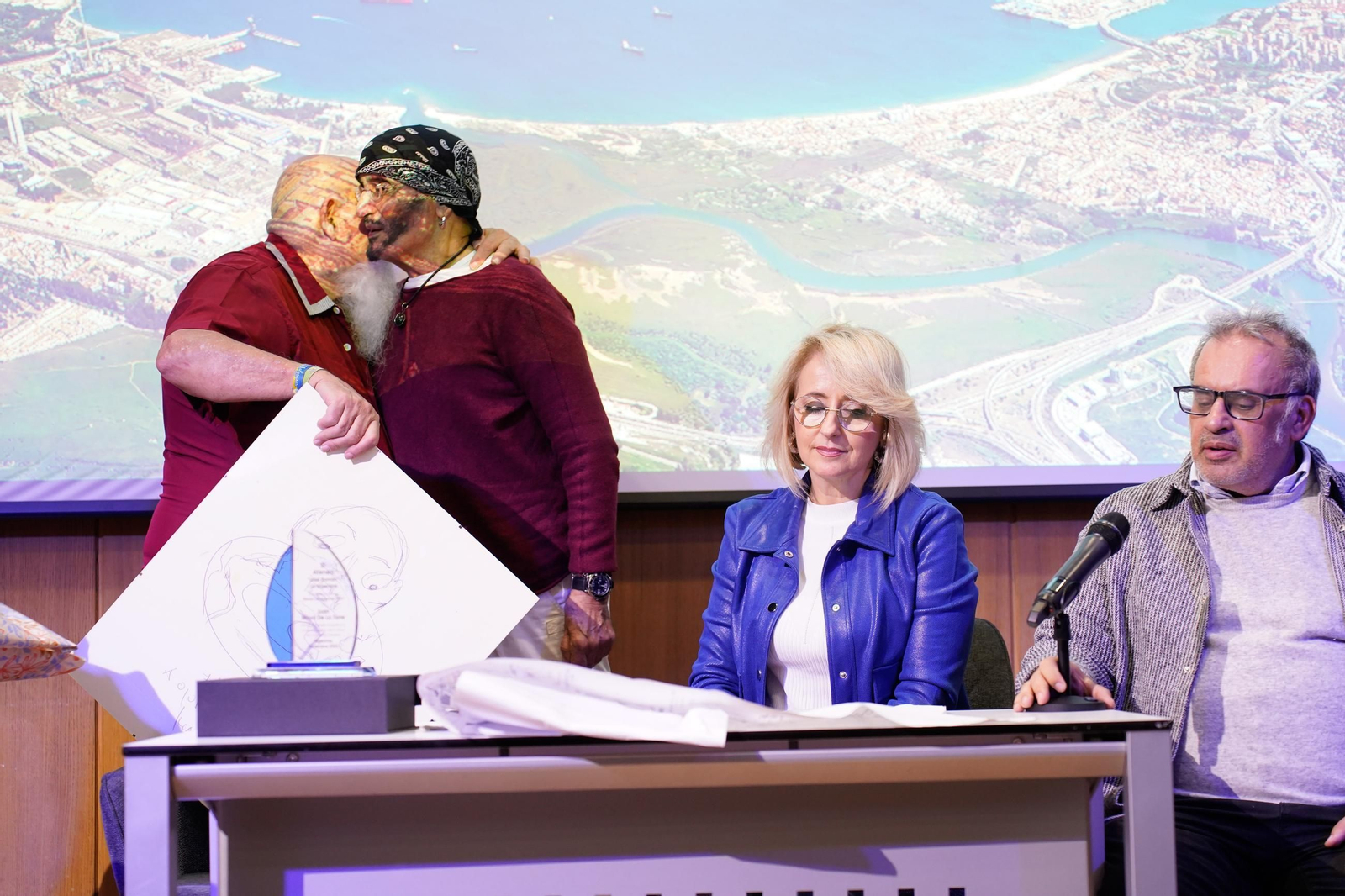 Fotos de la entrega del premio Ateneo José Román de Algeciras 2025 a Juan Moya