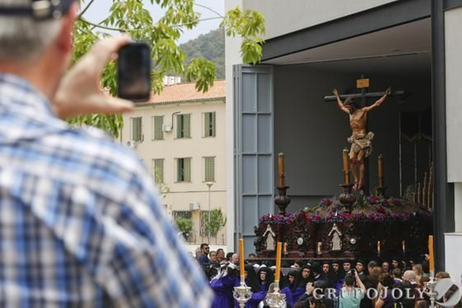Crucifixión, Gitanos, Dolores del Puente, Pasión, Estudiantes y Cautivo protagonizaron una jornada en claroscuro./ Javier Albiñana