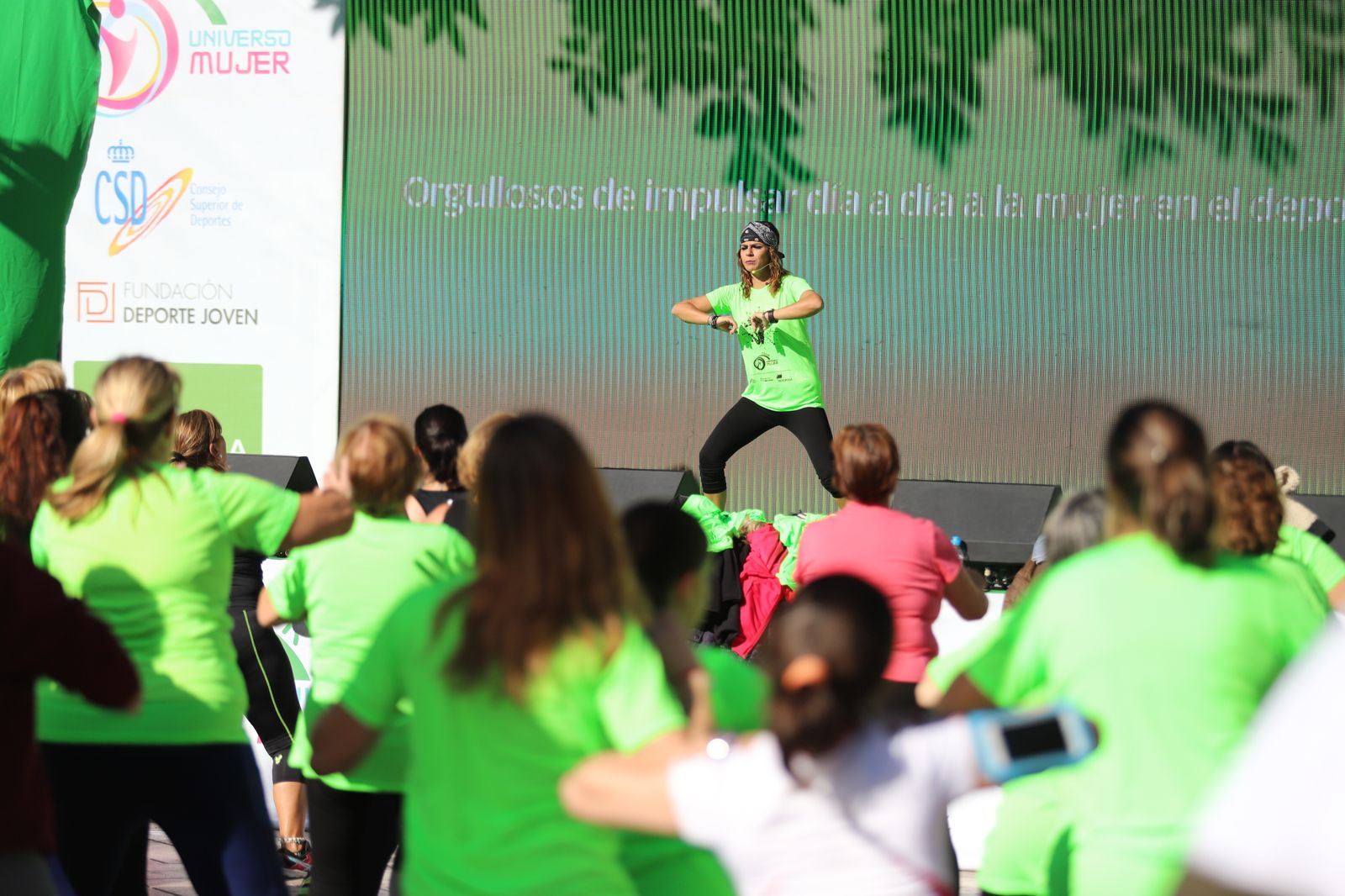 Imágenes  del Tour Universo Mujer  en la Plaza de  Las Monjas de Huelva