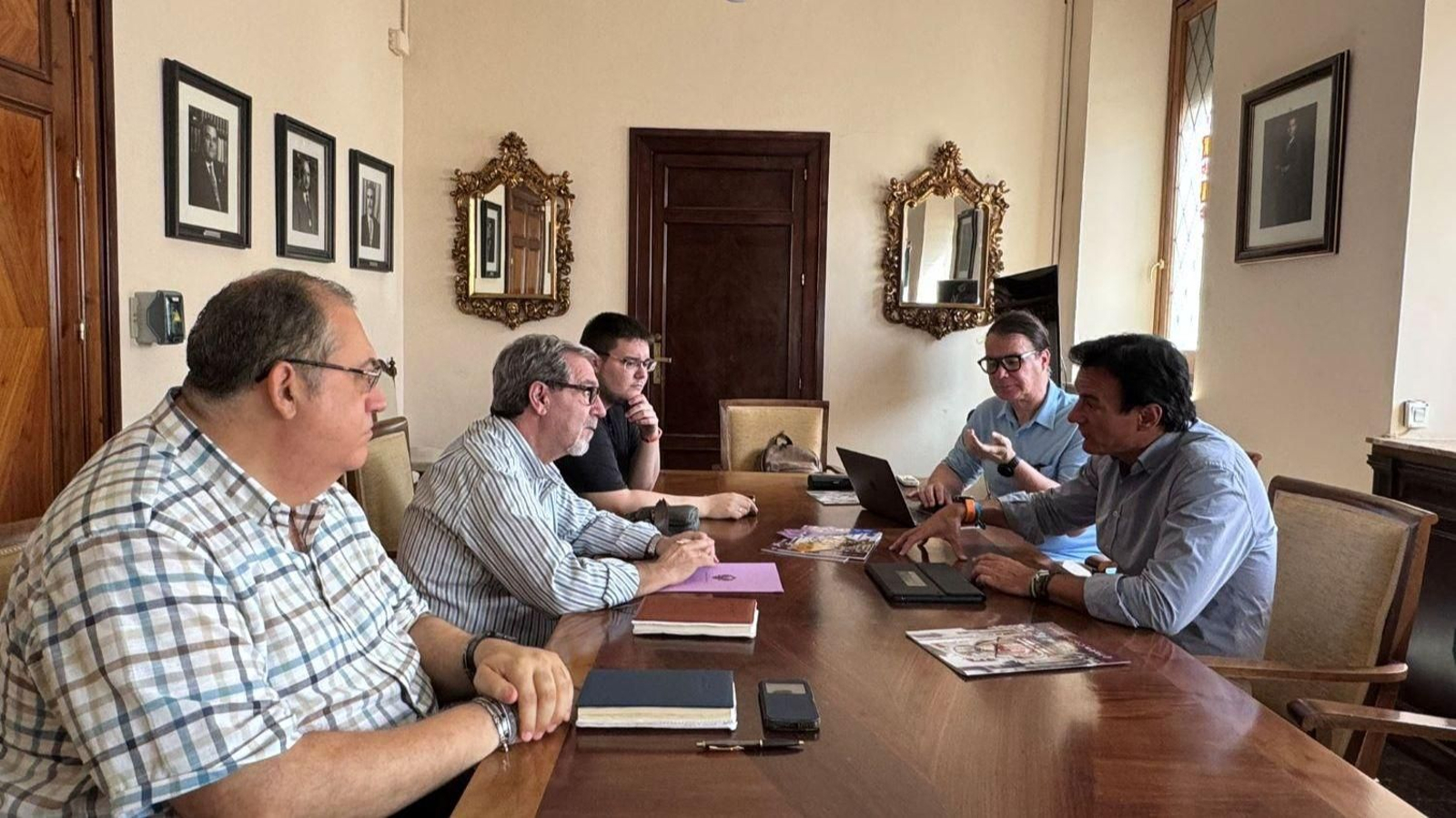 Reunión mantenida entre los miembros de la Agrupación de Cofradías y el Ayuntamiento.