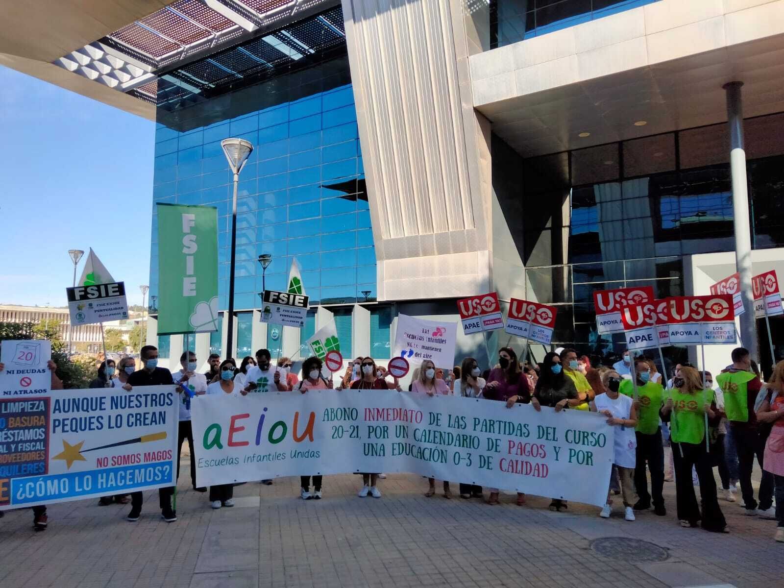 Representantes de Escuelas Infantiles de Jerez, durante la protesta en Sevilla.