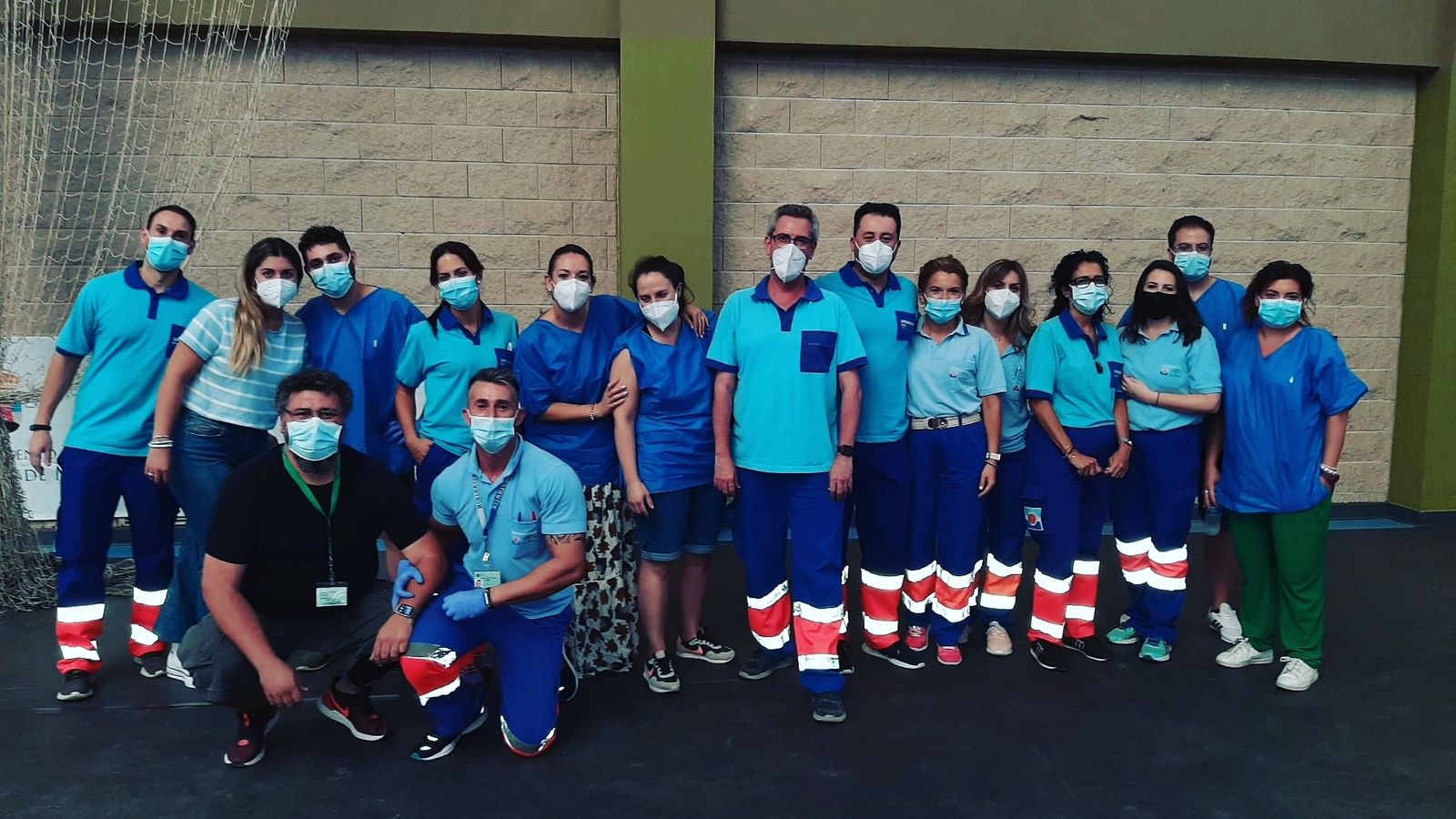 Sanitarios durante la vacunación sin cita previa en los pabellones de Vícar y Roquetas