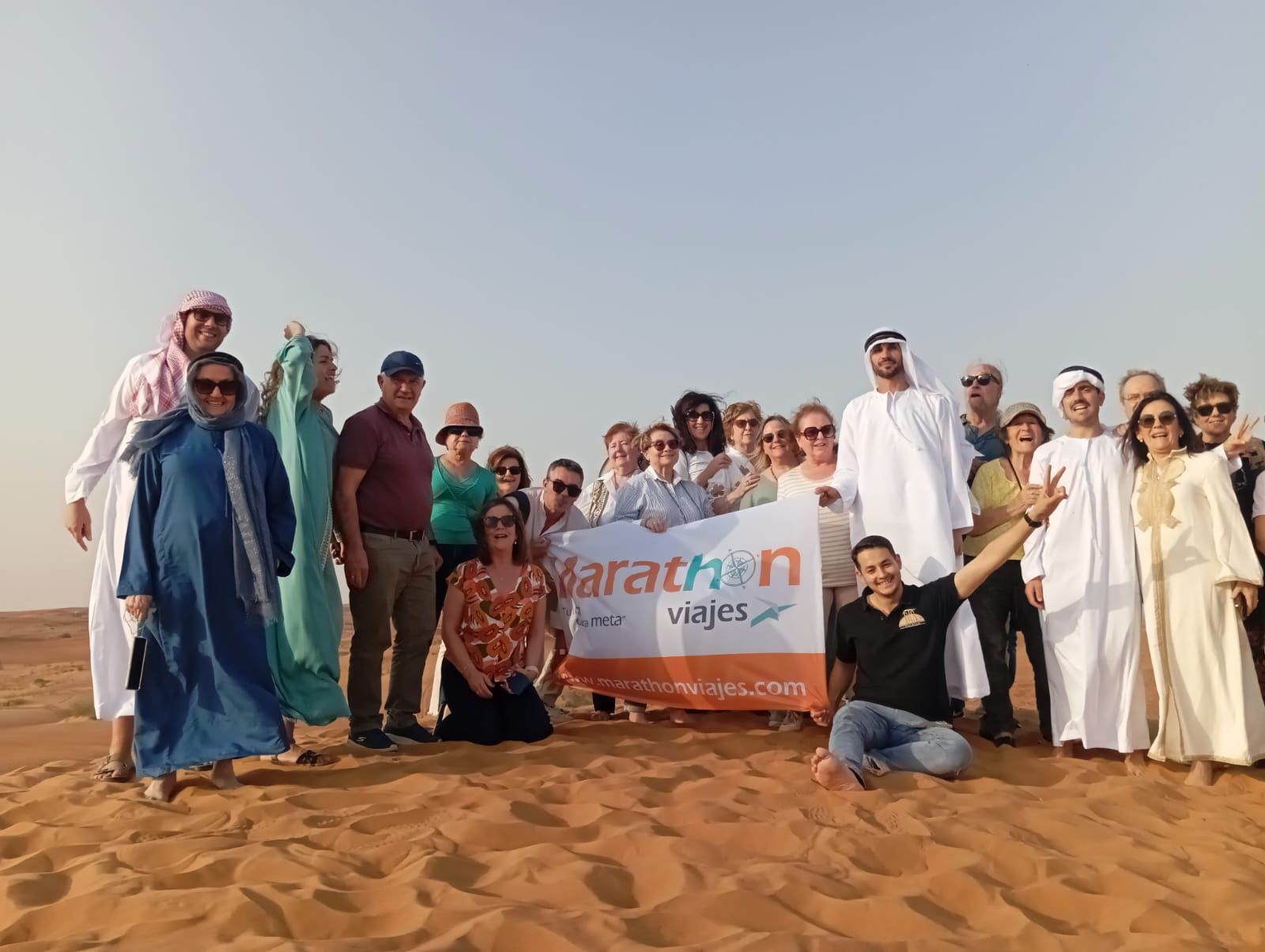 El grupo de vecinos de Montilla en Dubai.