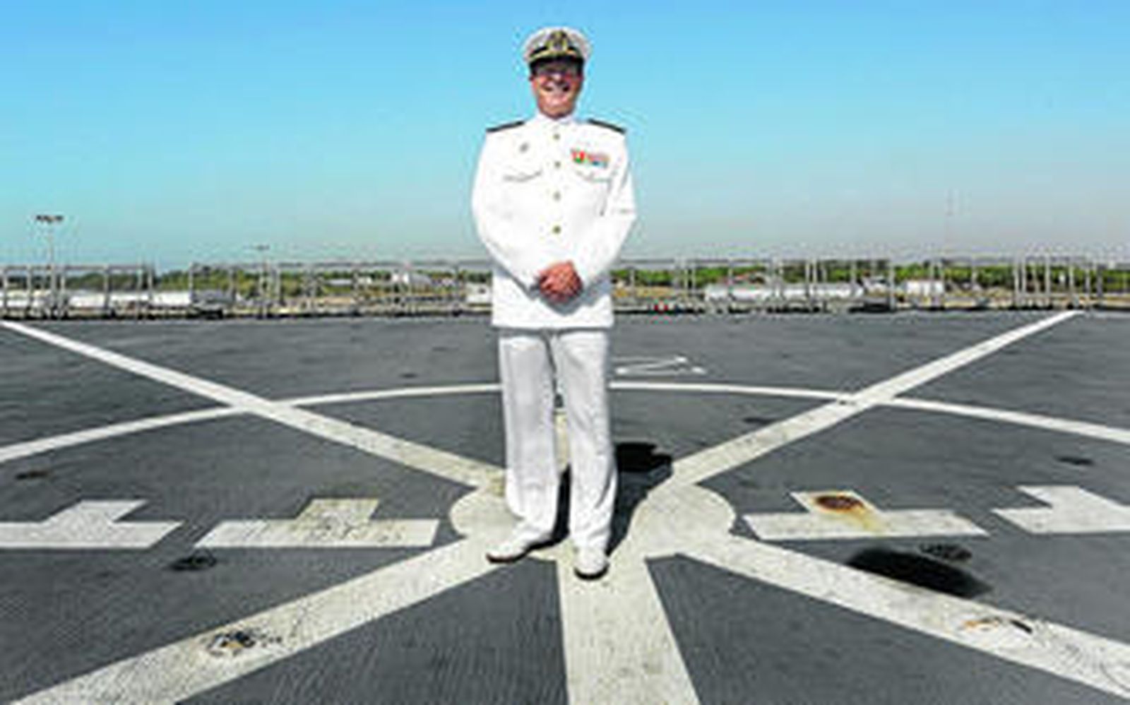 El almirante Francisco Javier Franco Suanzes en la cubierta del buque 'Galicia', atracado en la Base Naval de Rota.