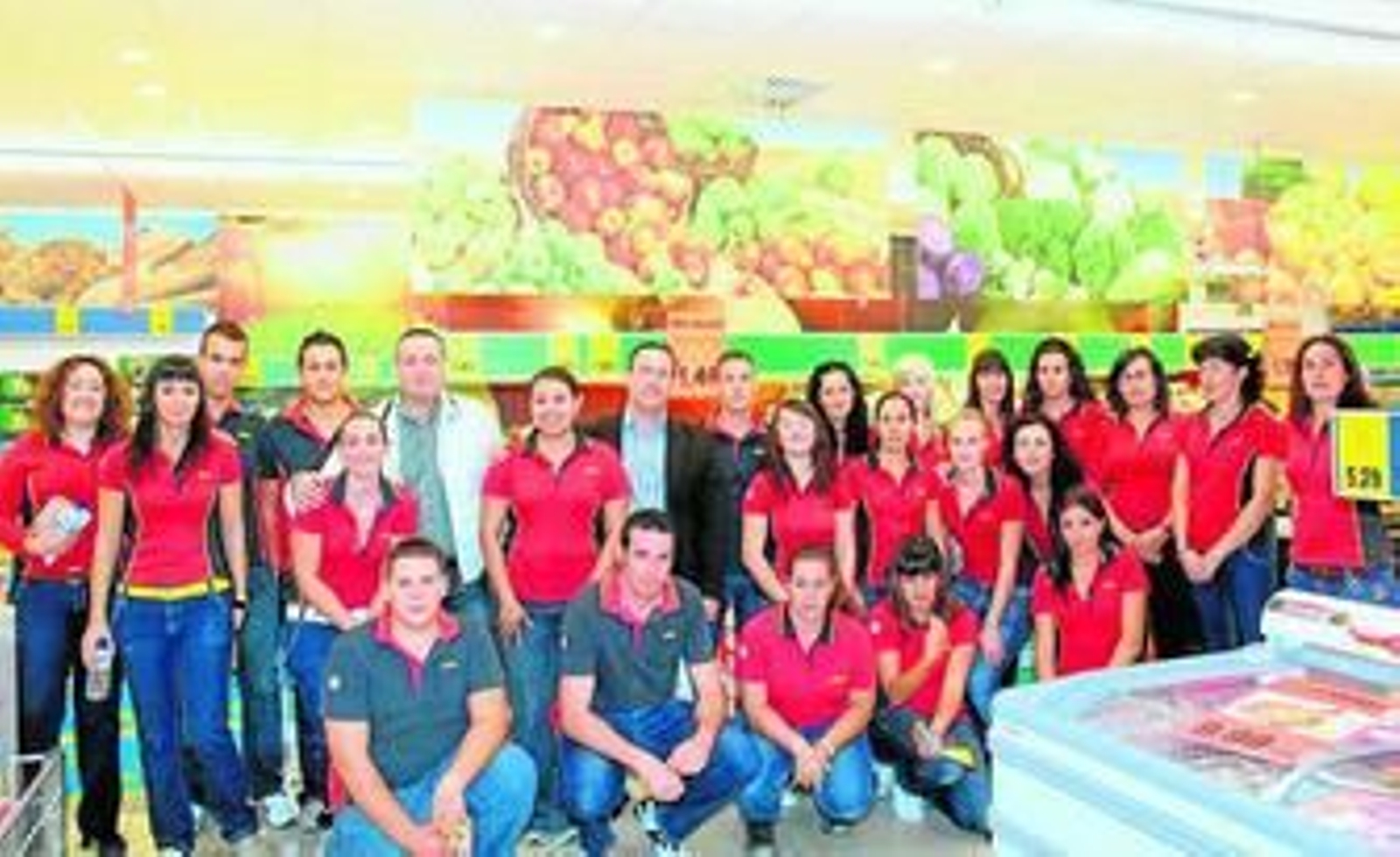 El alcalde, José García, junto a los treinta trabajadores del nuevo supermercado de la cadena Lidl.