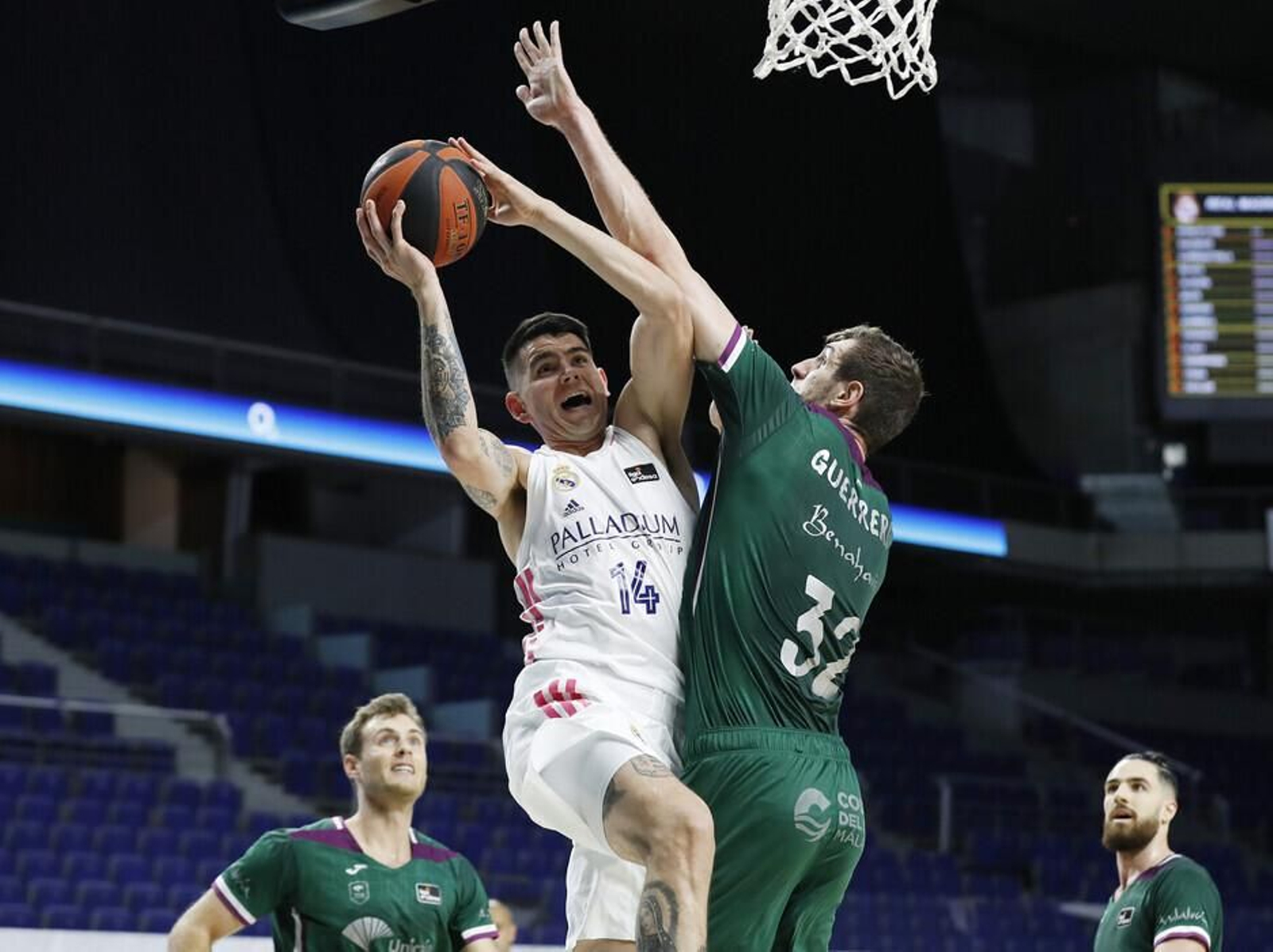 Guerrero intenta taponar a Deck.