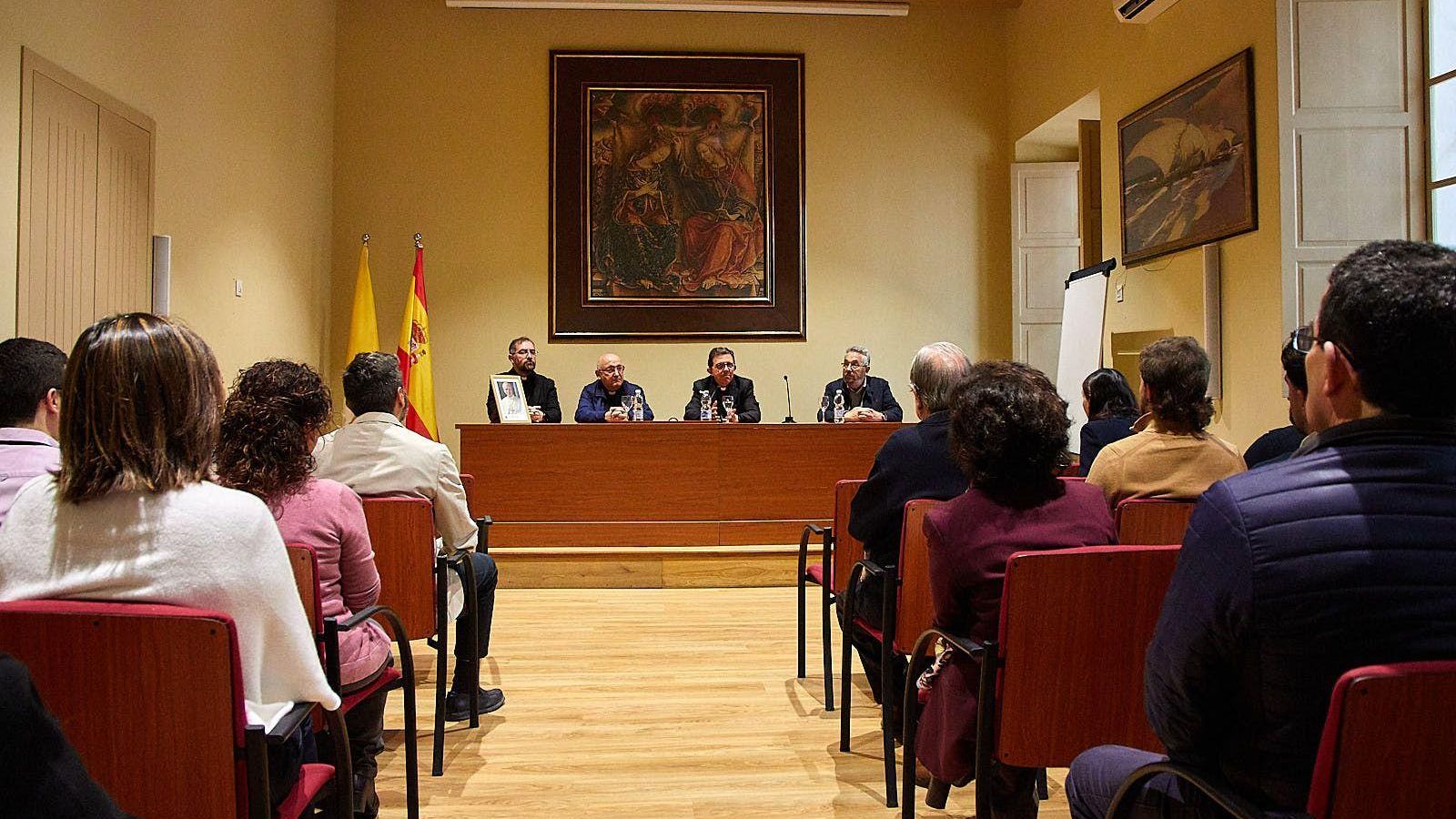 Reunión de Ramón Valdivia, administrador apostólico de la diócesis de Cádiz y Ceuta, con los trabajadores del Obispado este lunes.