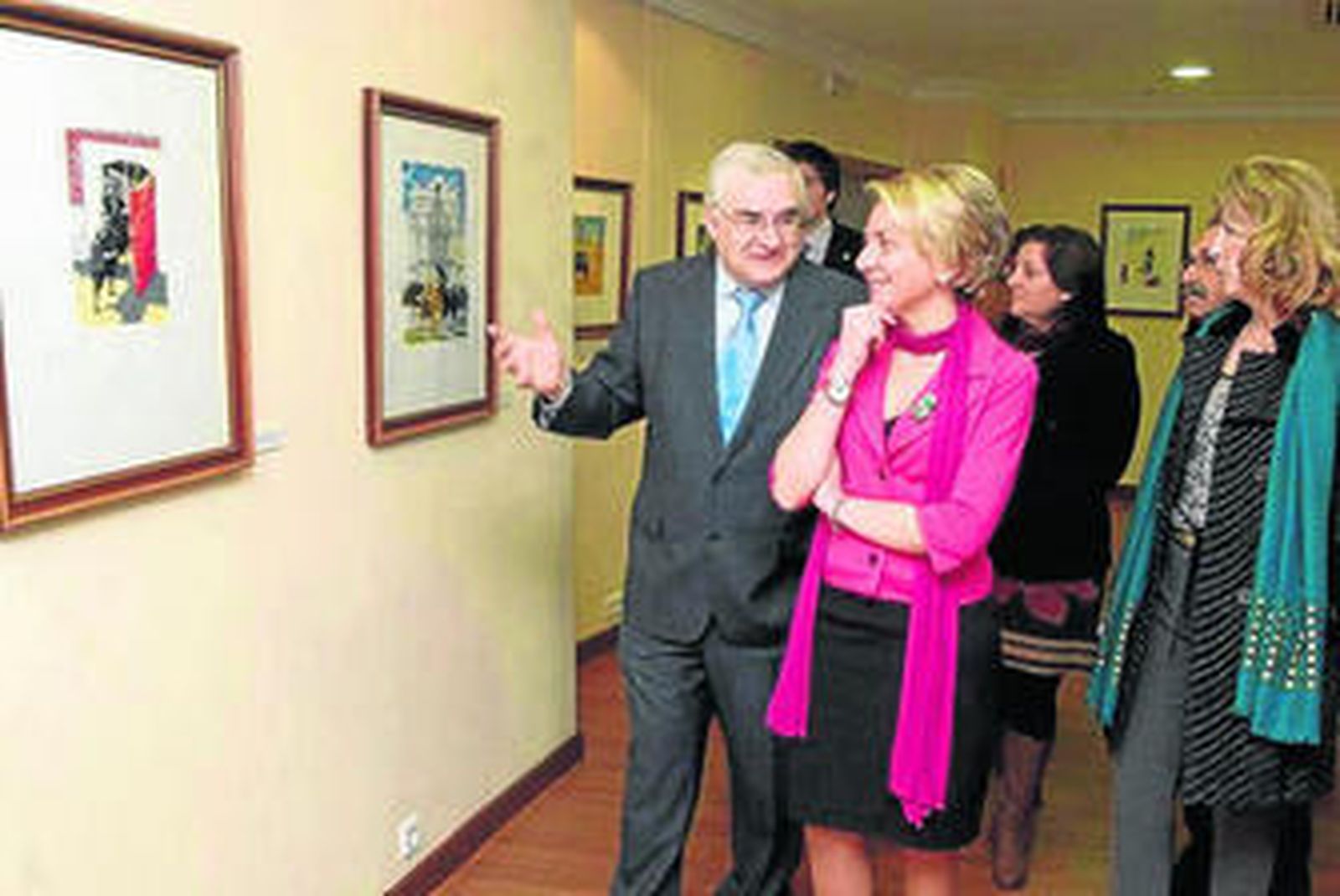 José Moreda explicando la exposición a Eloisa Cabrera.