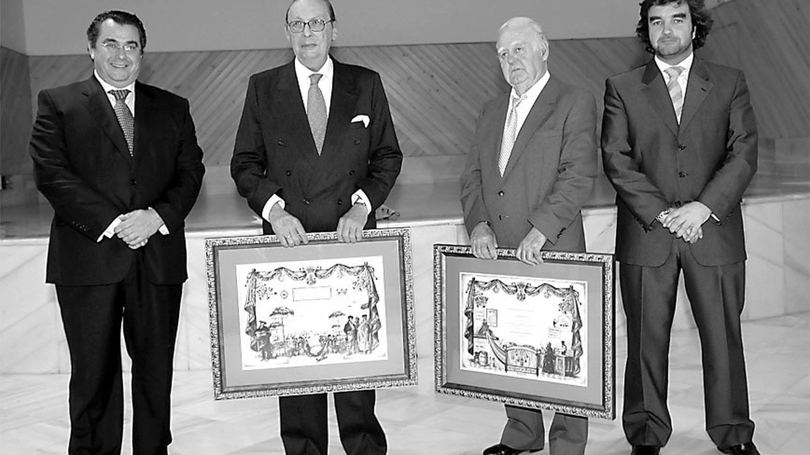 Con el ex-alcalde Enrique Moresco, en 2008, junto a Luis Suárez y Millán Alegre recogiendo el diploma de Patrimonio Histórico.