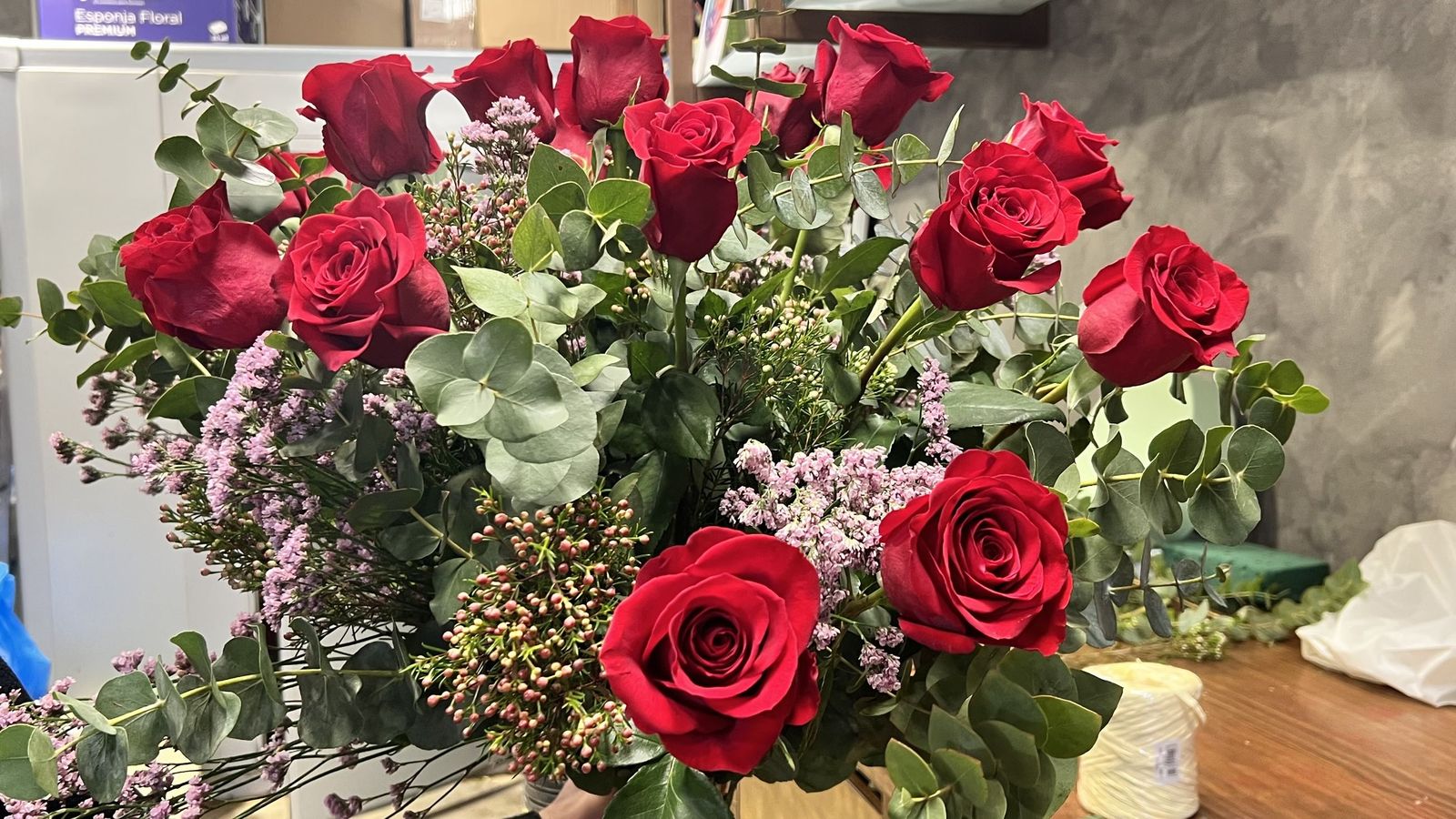 Preparación de ramos de rosas rojas en la Floristería de Sevilla ante el aumento de pedidos por el Día de los Enamorados.