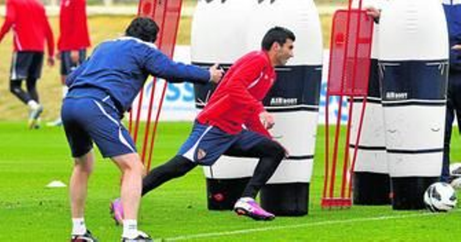 José Antonio Reyes, vigilado por Unai Emery en una sesión de entrenamiento.