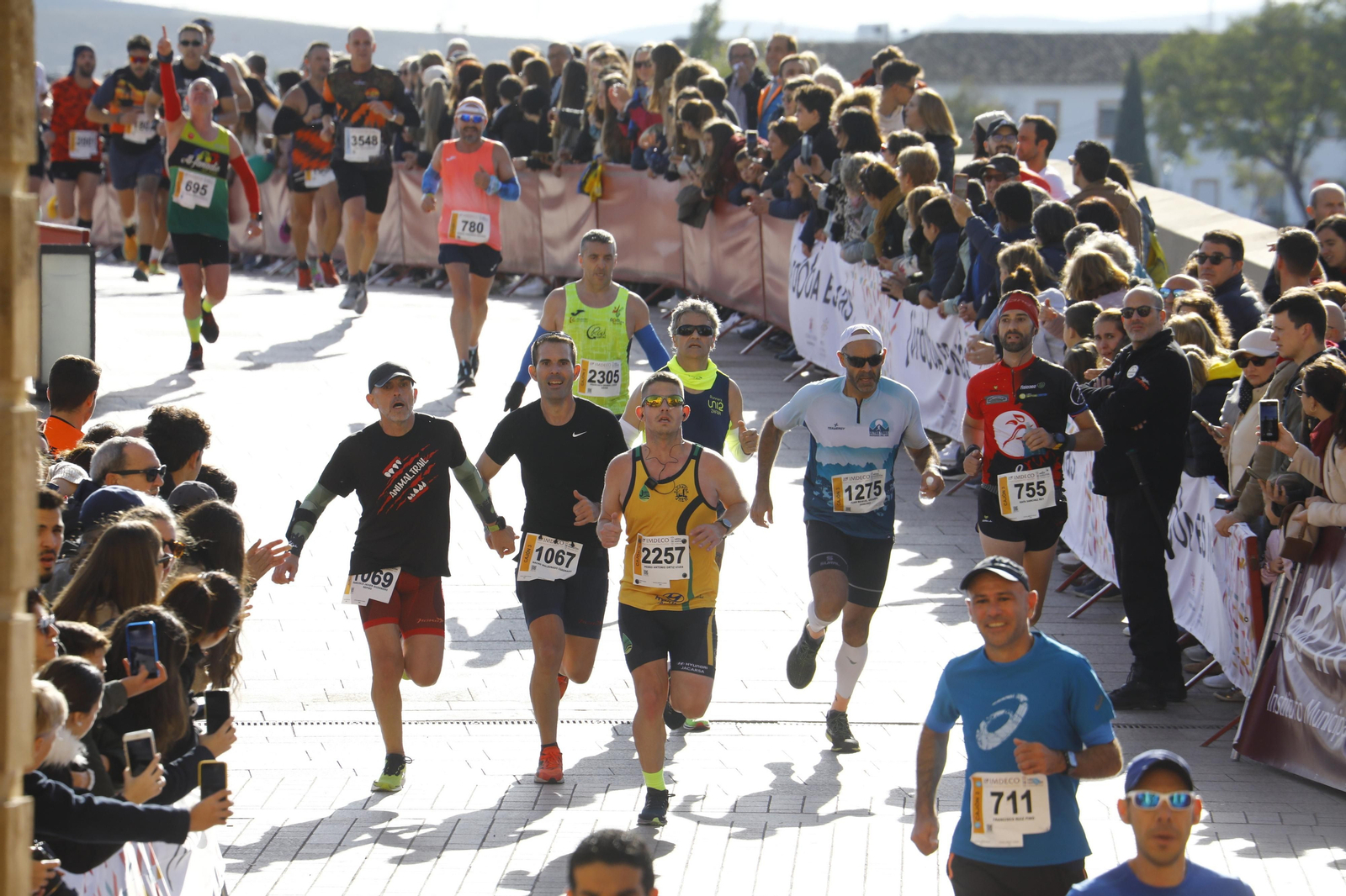 La gloria de cruzar la Puerta del Puente: imágenes de la meta de la 36 Media Maratón de Córdoba