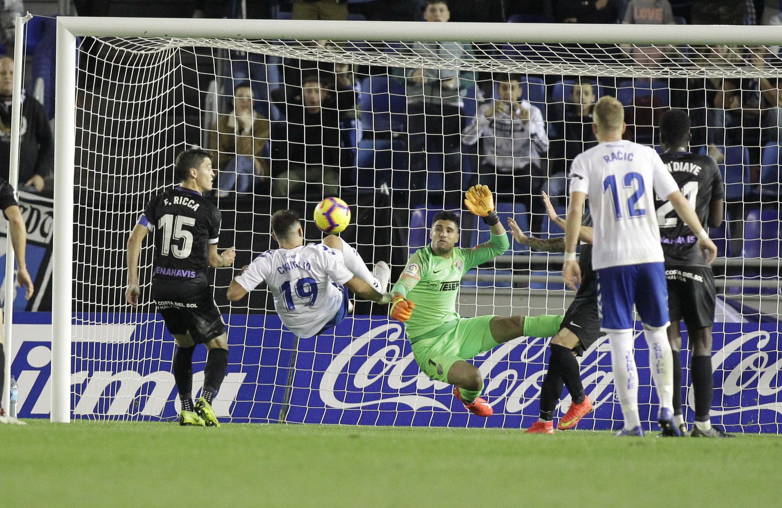 Los nuevos jugadores del Tenerife Coniglio y Racic buscan el gol ante el Málaga.