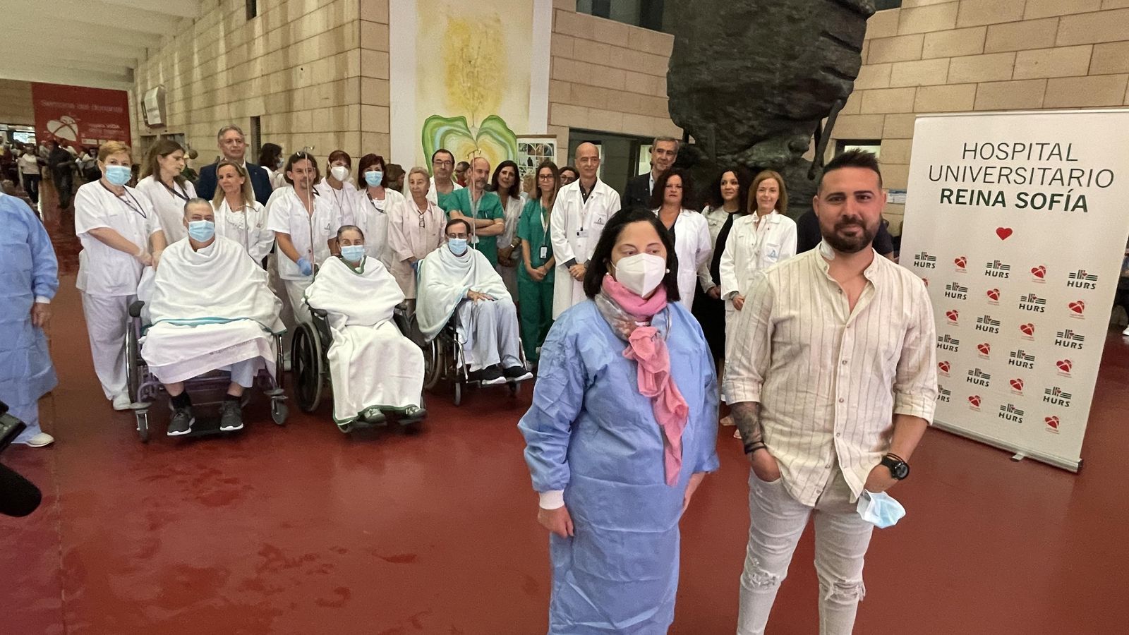 Rocío y Juan junto a profesionales y pacientes.