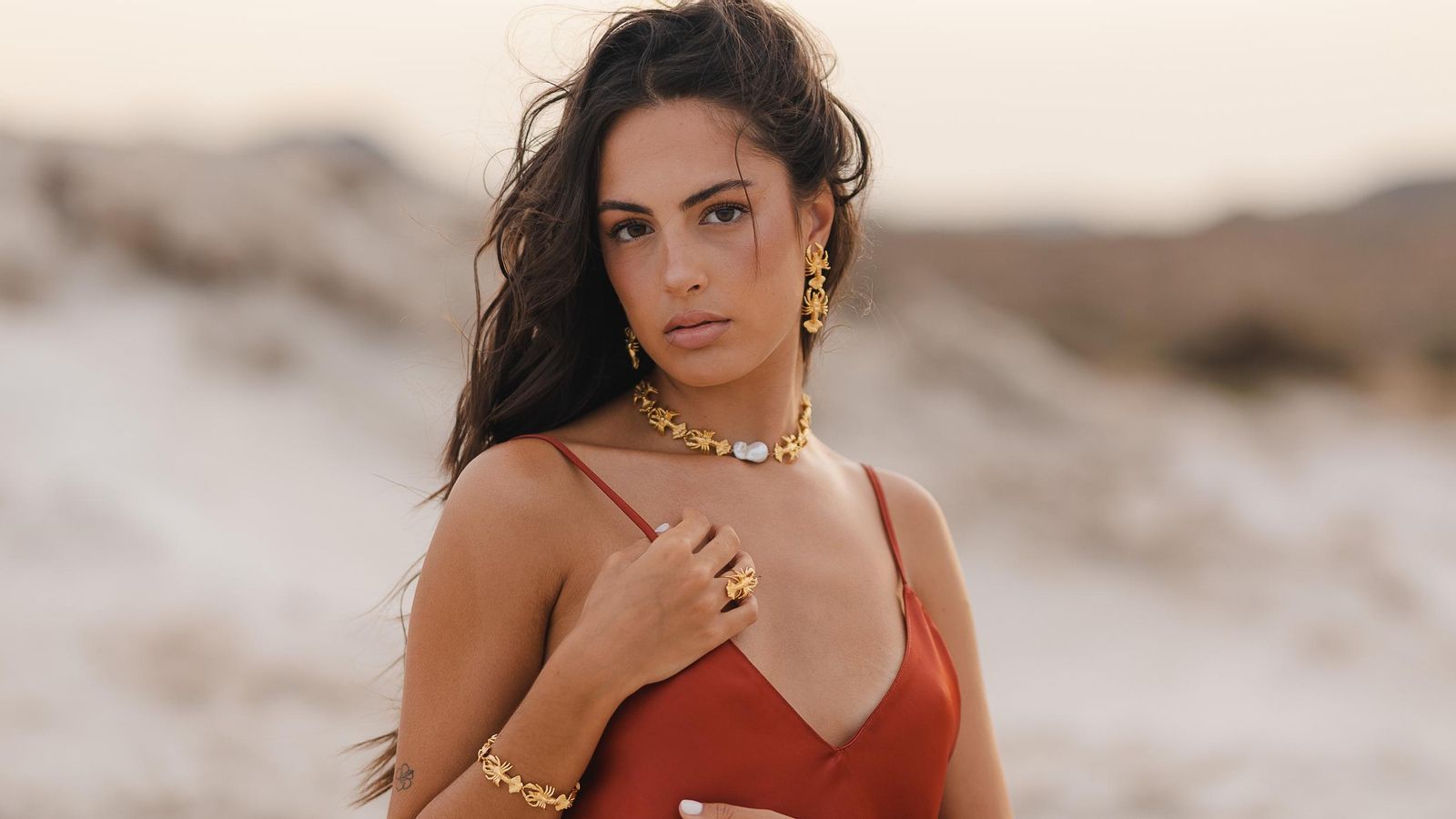 Gargantilla y pulsera ‘Bogavantes’ que exhibe la joven Carmen Morales.