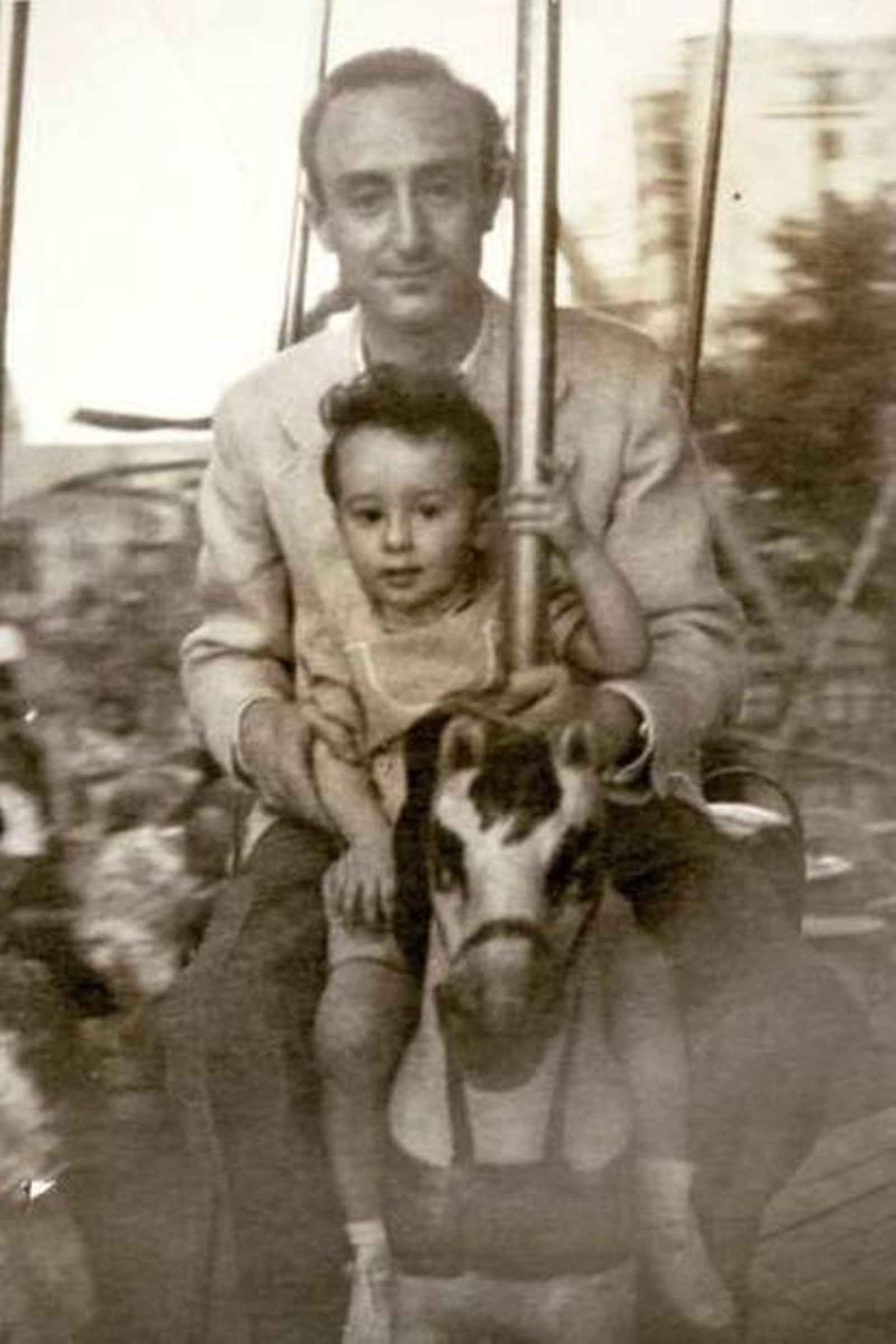Leopoldo de Luis con su hijo, Jorge Urrutia en 1947.