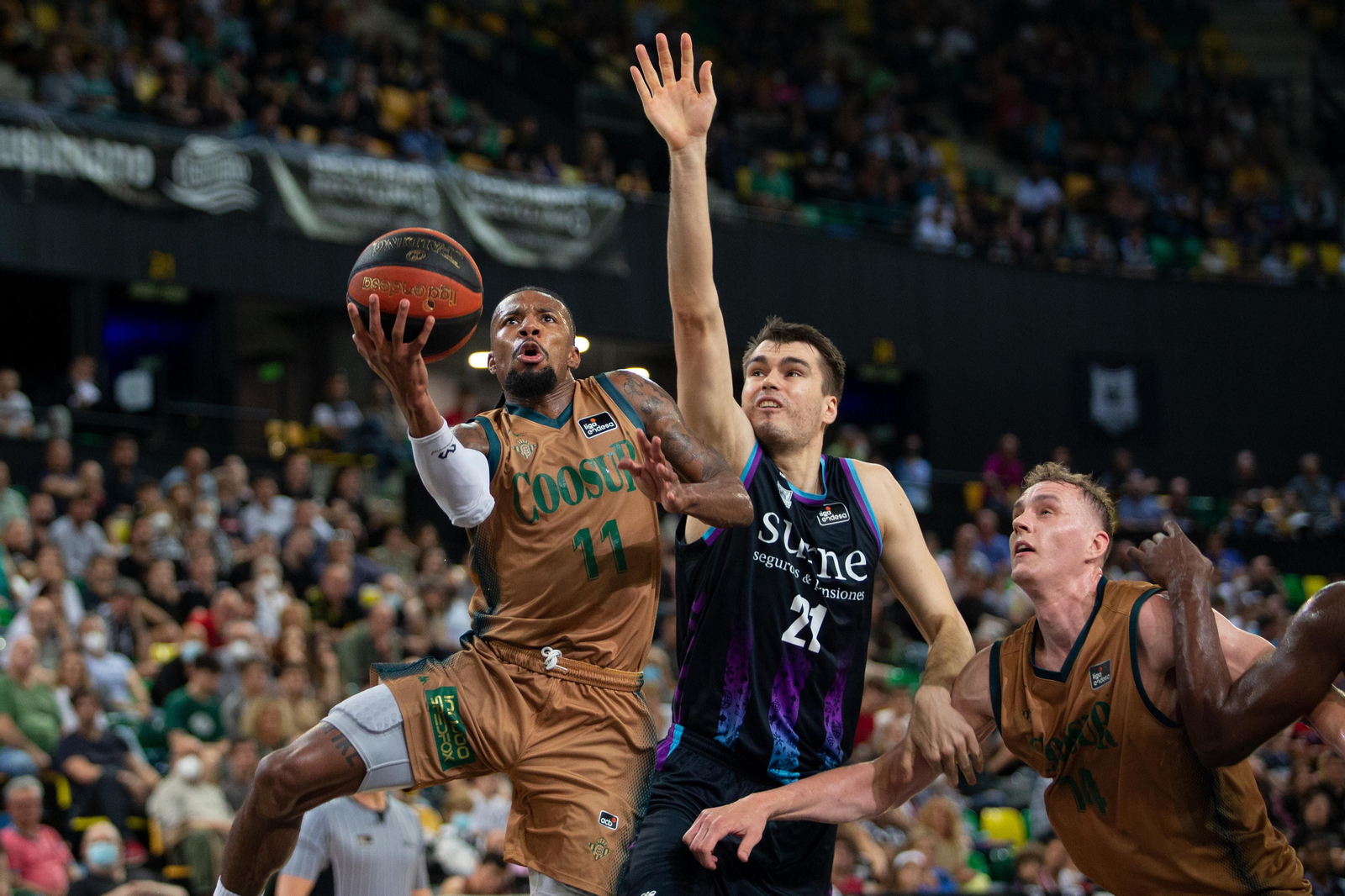 Evans entra a canasta en el último partido de la pasada temporada con el BilbaoBásket.