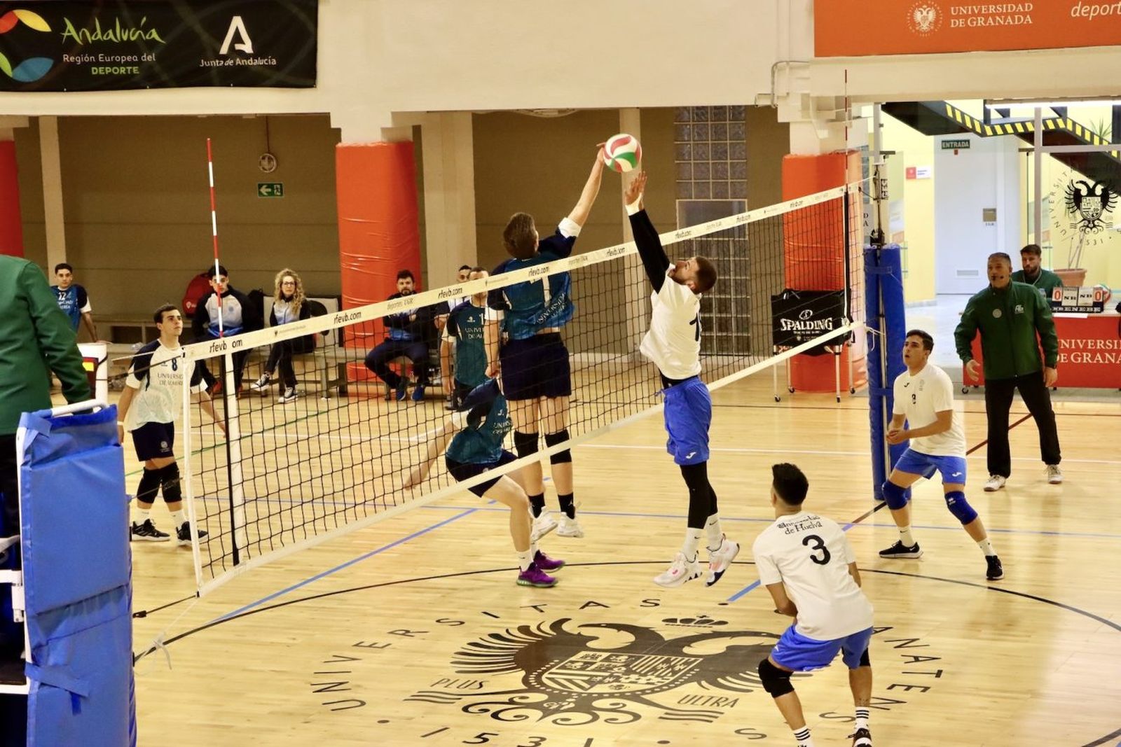 Un jugador de la Universidad de Almería realiza un remate durante un partido de voleibol del pasado Campeonato de Andalucía Universitario.