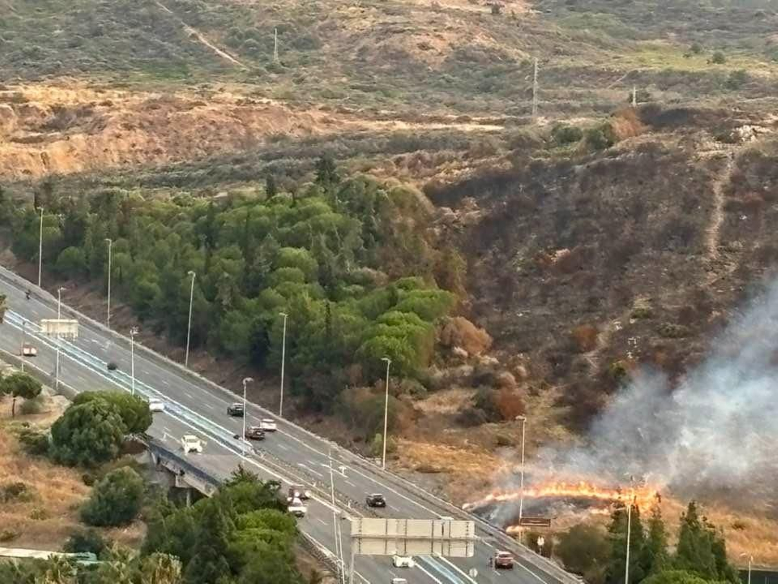 El fuego, momentos antes de ser extinguido junto a la A-7 en Algeciras. El fuego, momentos antes de ser extinguido junto a la A-7 en Algeciras.