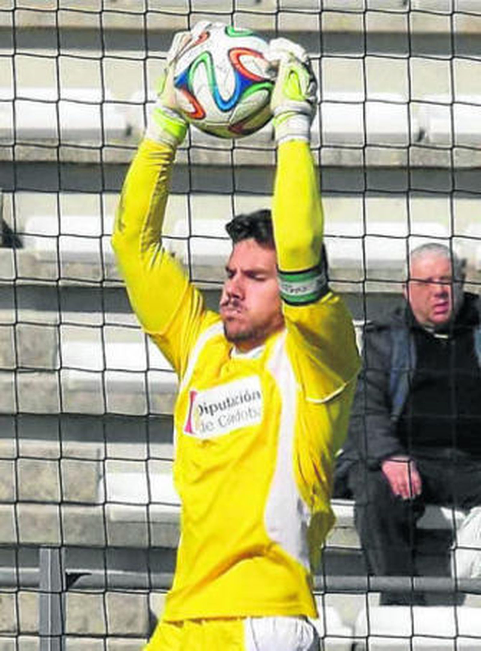 Antonio Sillero atrapa el balón en el partido ante el UCAM Murcia.