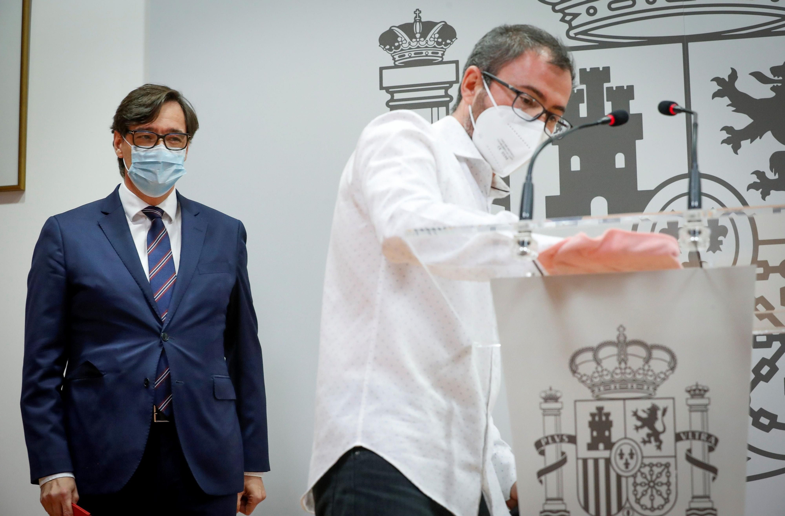 El ministro de Sanidad, Salvador Illa, momentos antes de la rueda de prensa que ha ofrecido este viernes en San Sebastián, tras visitar la empresa donostiarra Viralgen, que se preparara para producir una vacuna contra el Covid-19.