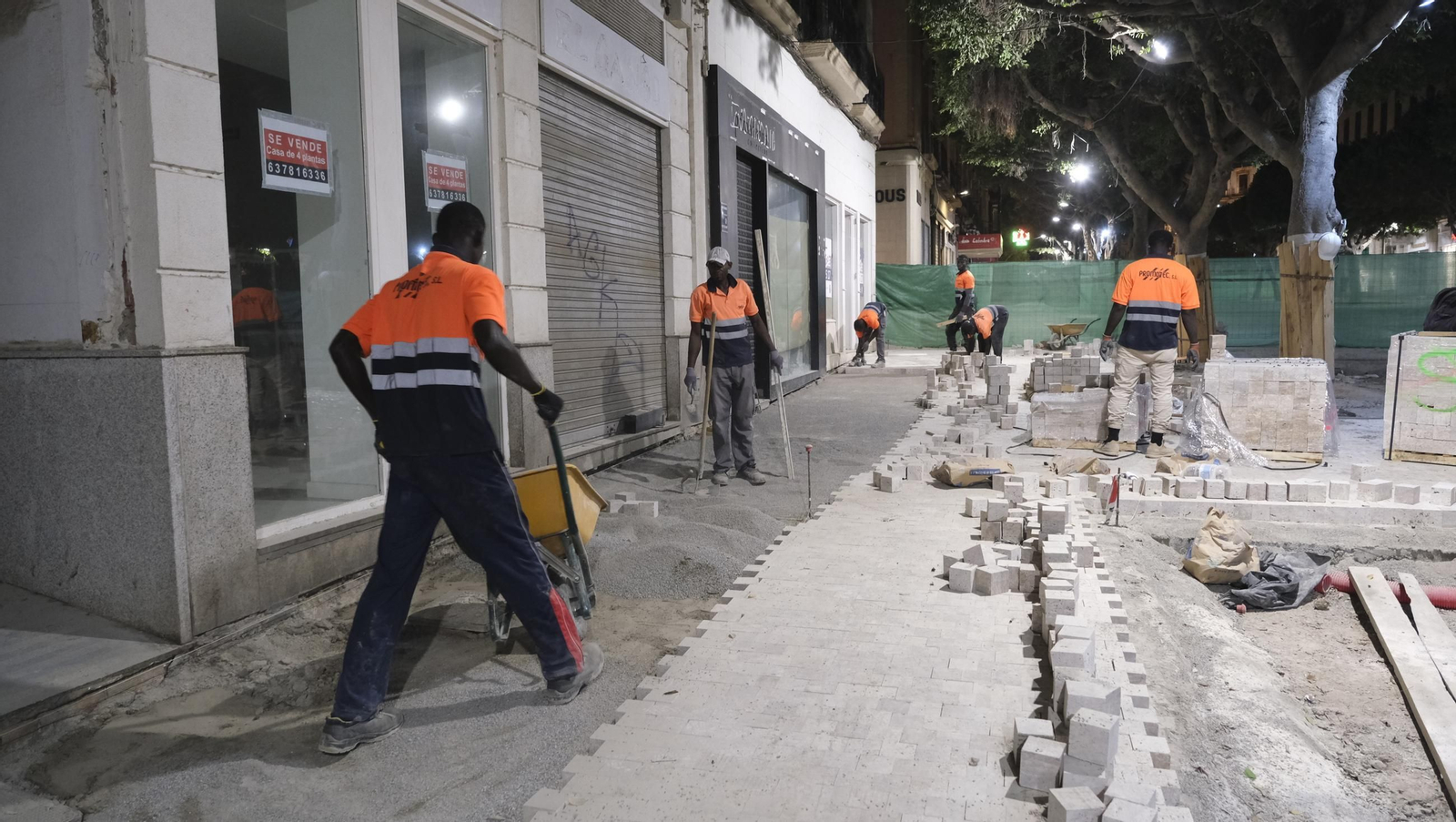 Las obras de peatonalización del Paseo de Almería entran en el turno de noche, en imágenes