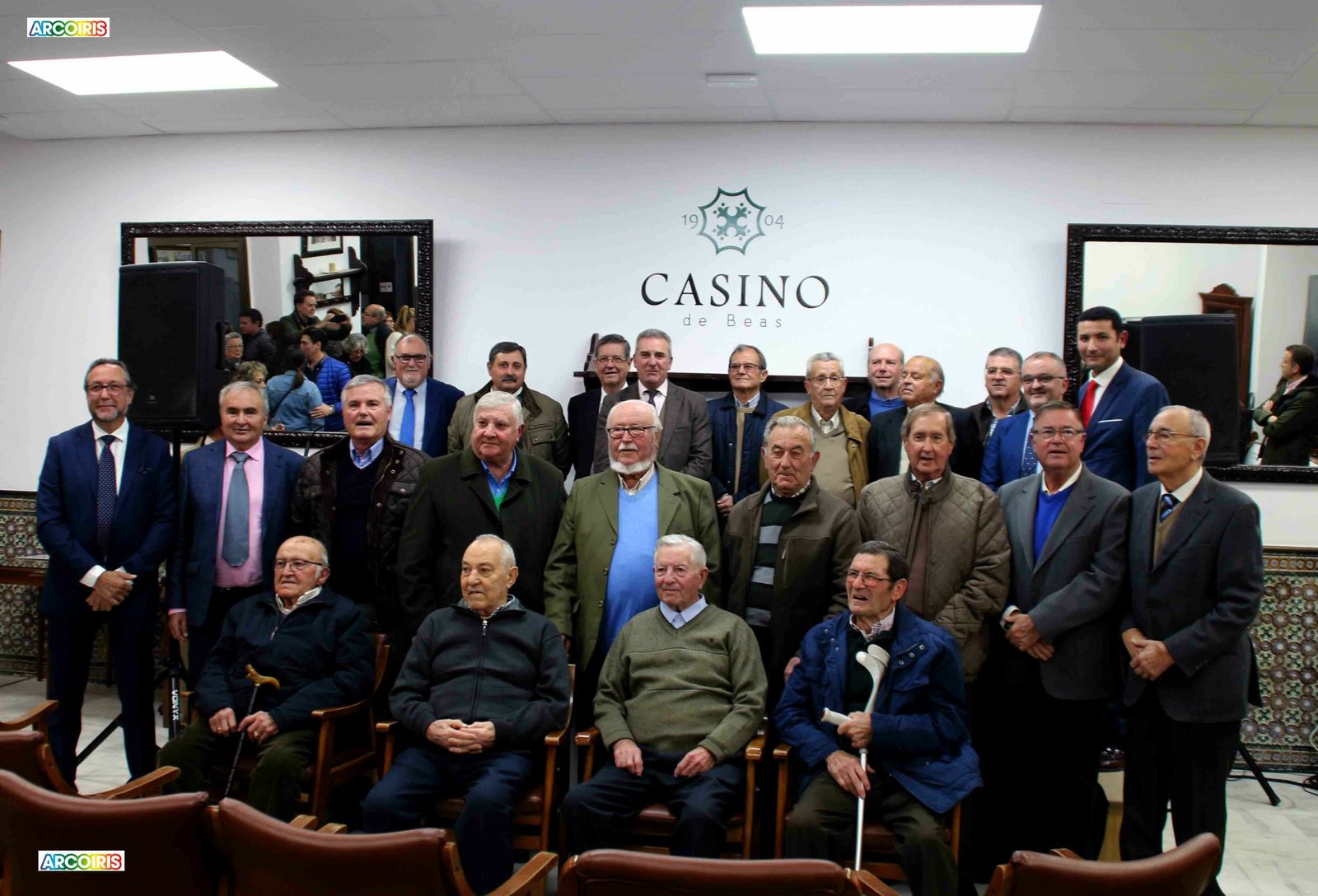El grupo de expresidentes y socios más antiguos, junto con alcalde, presidente del Casino y miembros de la junta directiva.